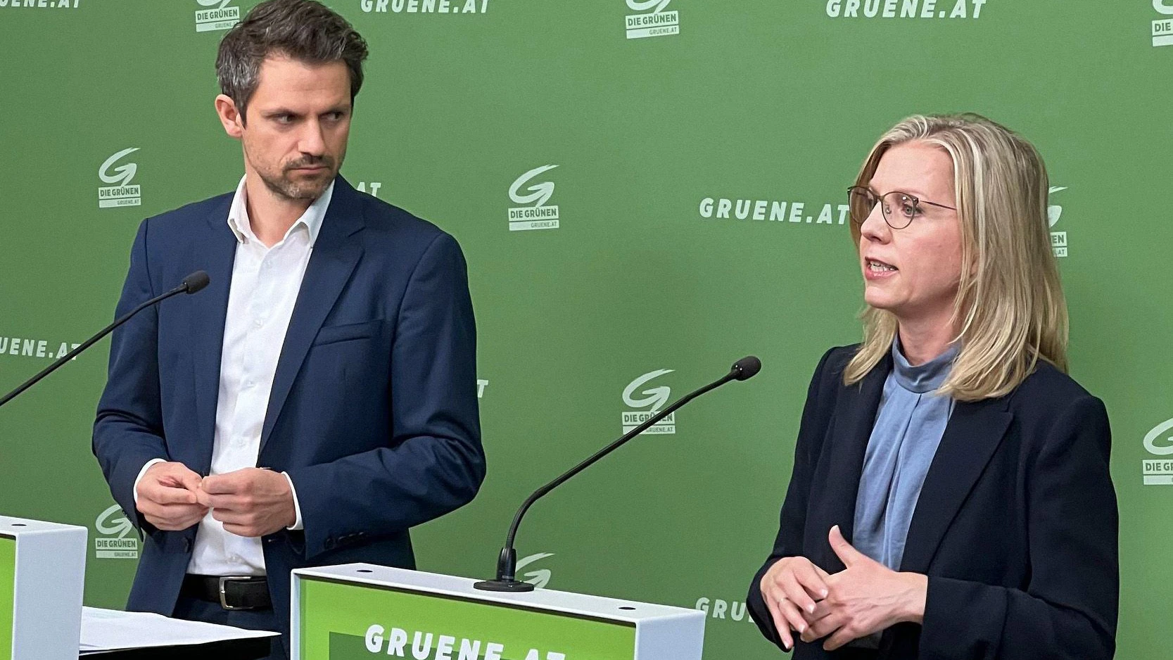 Grünen-Klubobfrau Leonore Gewessler und Budgetsprecher Jakob Schwarz gehen mit Budgetplänen der Regierung hart ins Gericht.