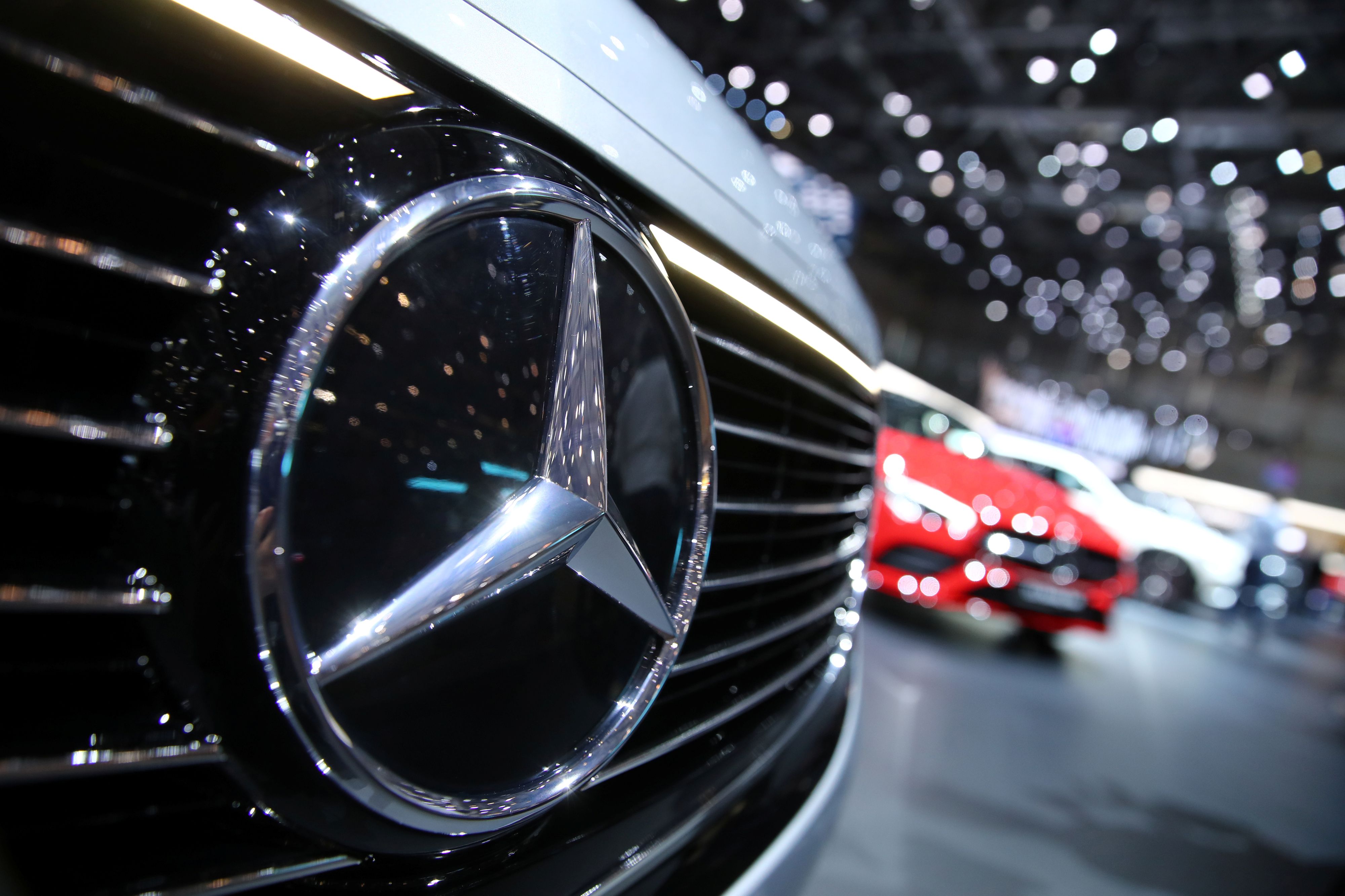 Weltweit sind laut Angaben von Mercedes-Benz rund 2.700 Fahrzeuge vom Rückruf betroffen.
