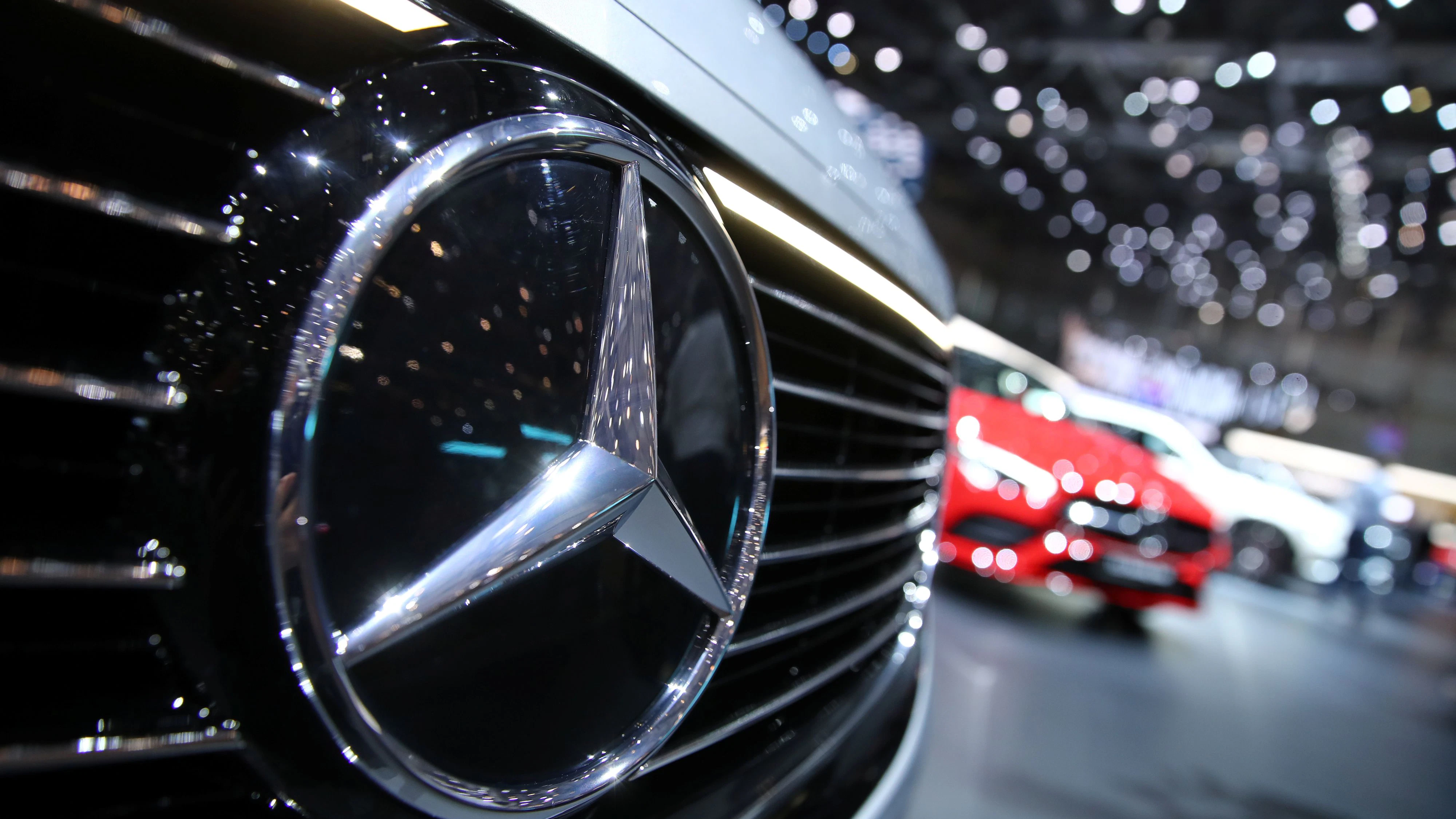 The Mercedes-Benz logo is seen on a new car model at the 89th Geneva International Motor Show in Geneva, Switzerland March 5, 2019. REUTERS/Denis Balibouse