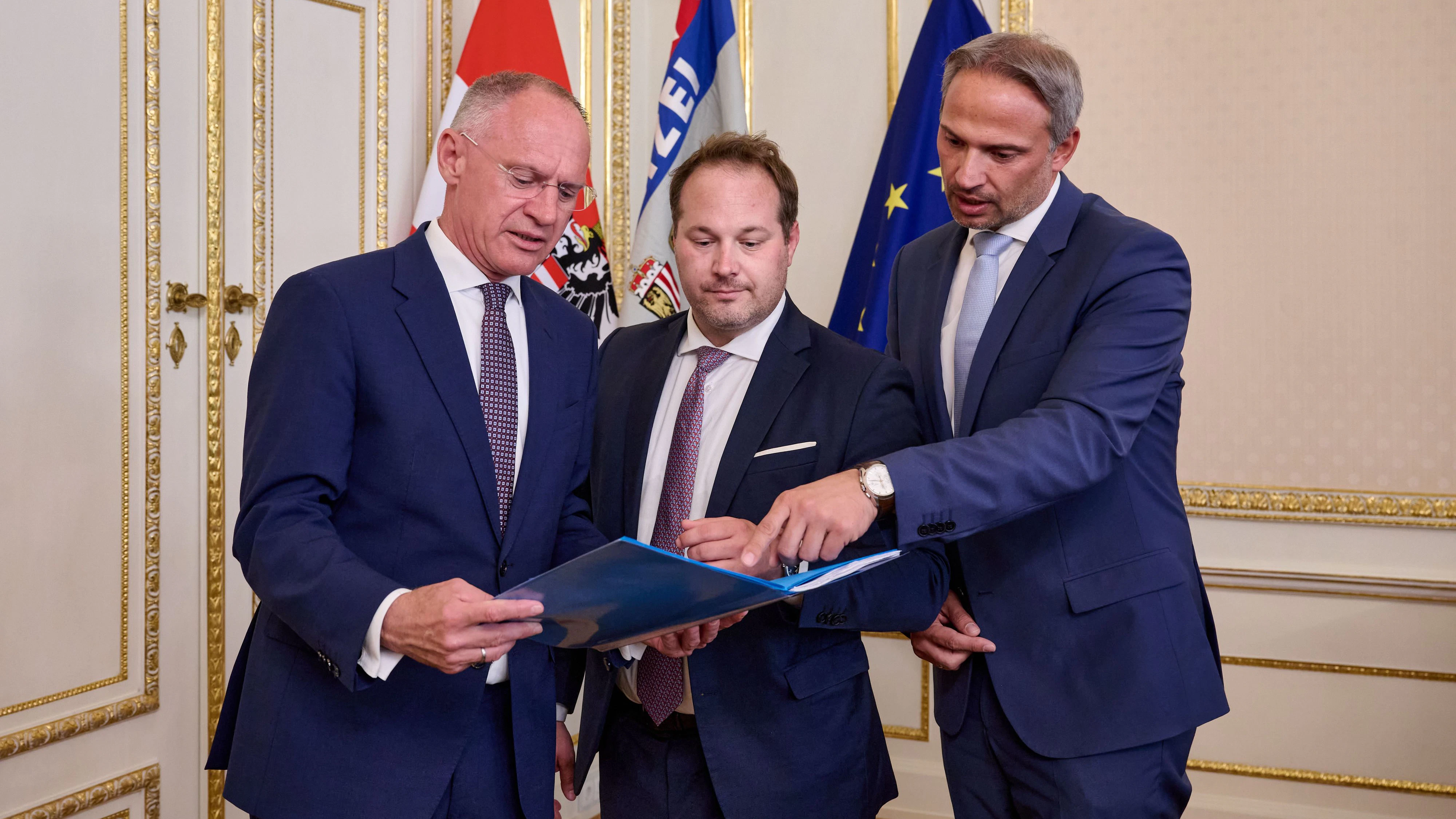 Innenminister Karner, Bezirkschef Resch, Wiens Vize-Polizeichef (v.l.)