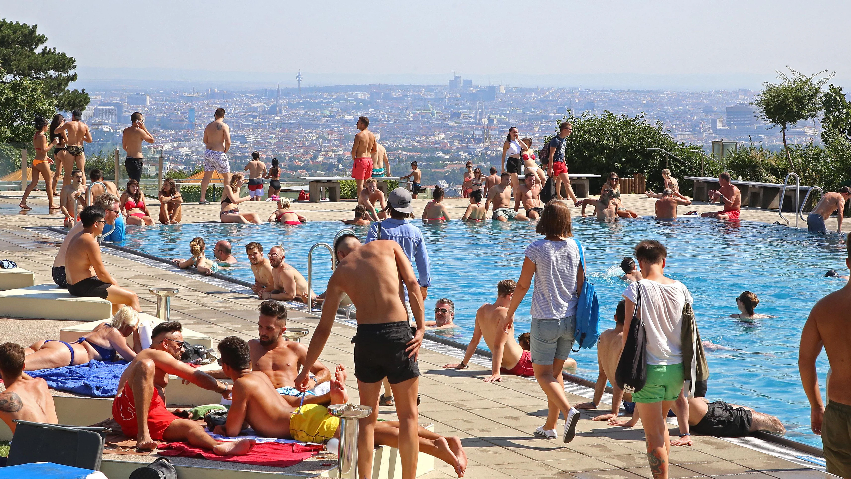 Badegäste im Krapfenwaldbad an einem heißen Sommertag