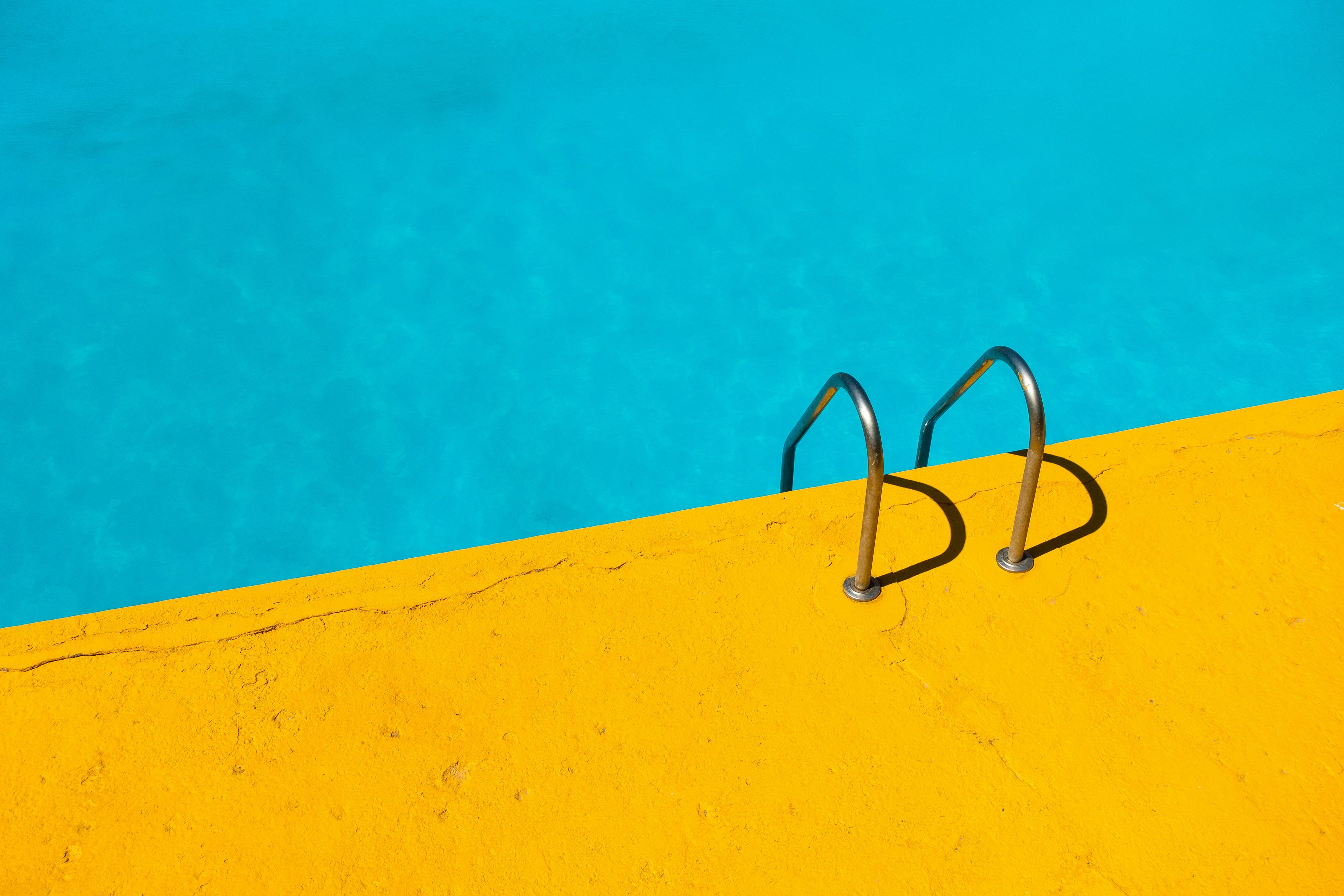 Ins Schwimmbecken zu pinkeln ist nicht nur eklig – es kann auch die Wasserqualität belasten.