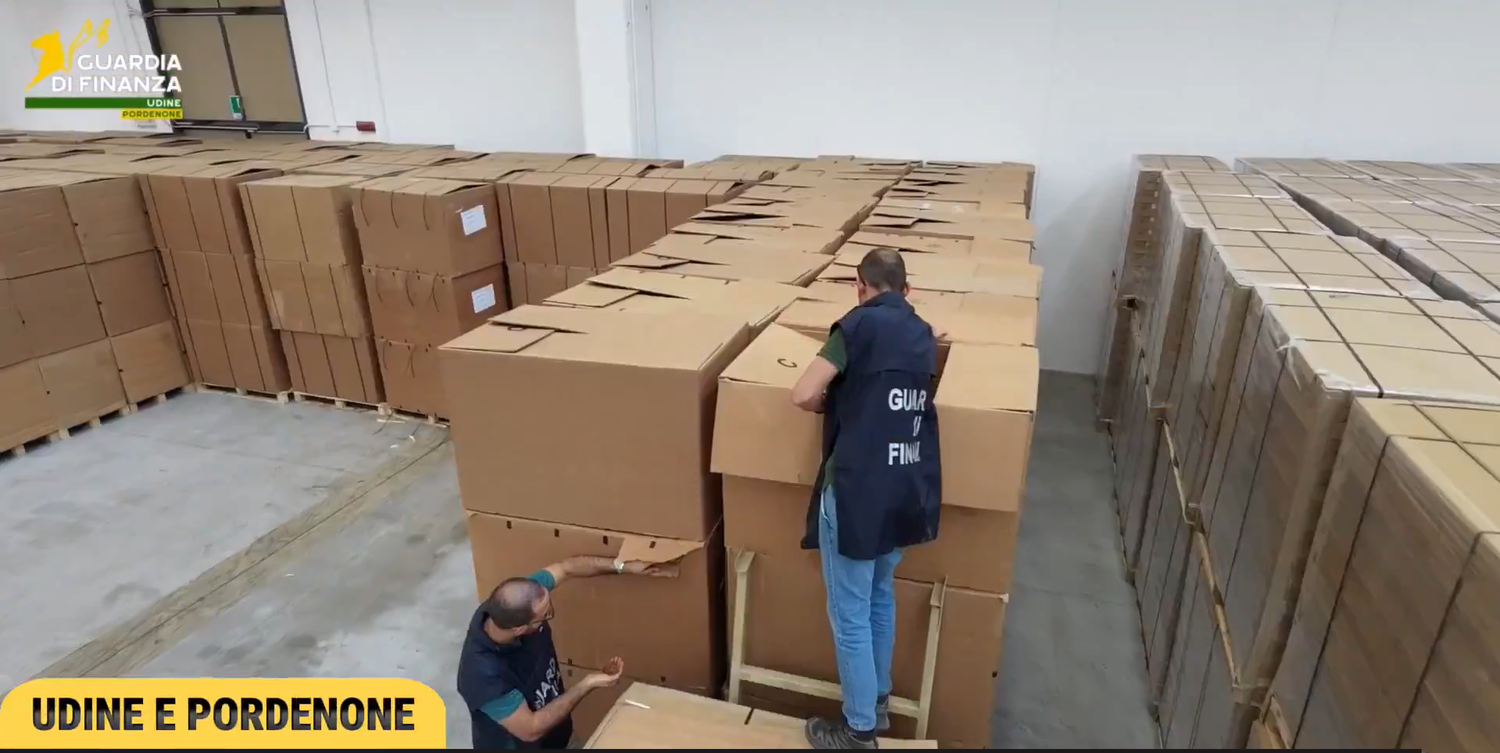 Ermittler in Italien haben eine riesige illegale Zigarettenfabrik ausgehoben.