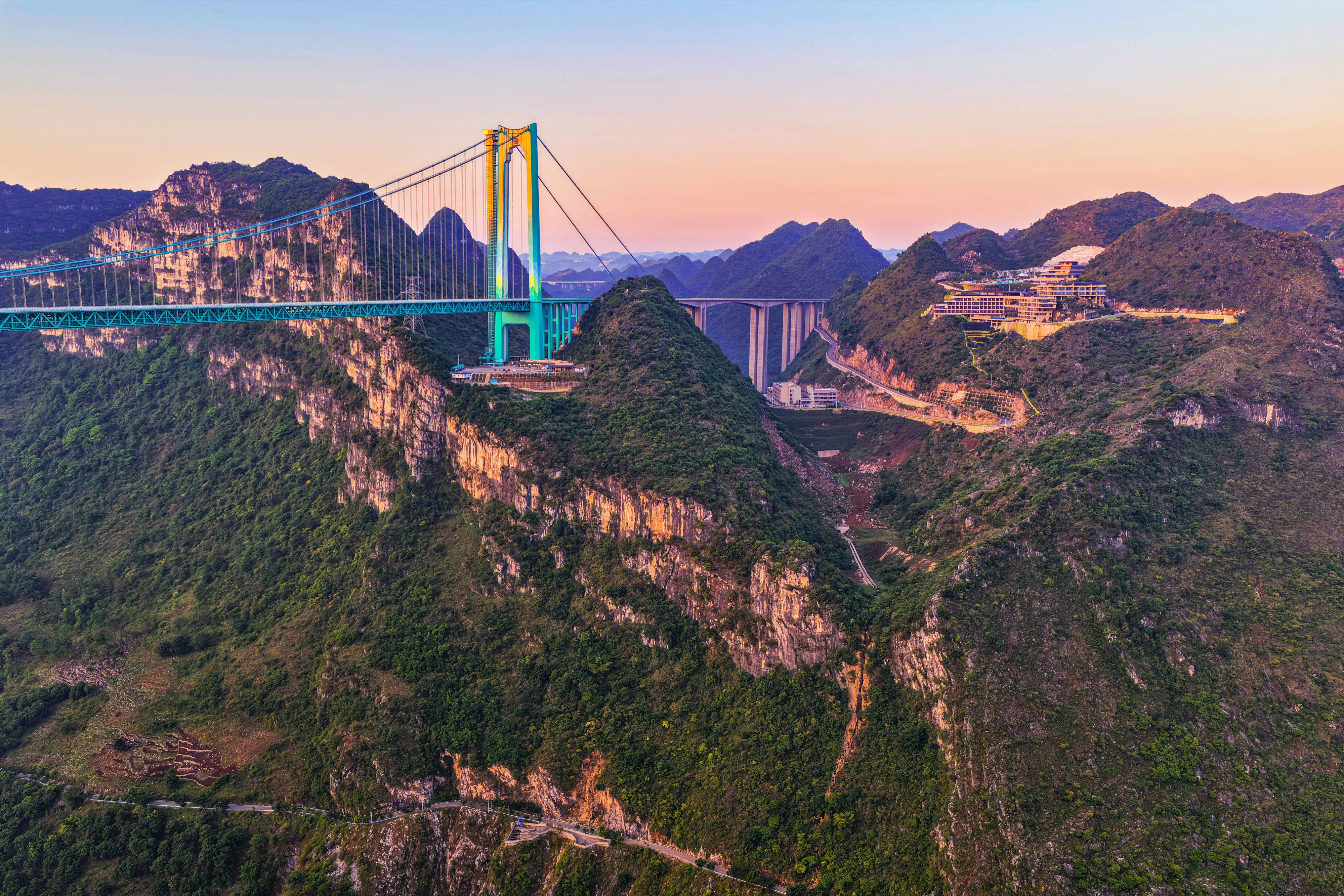 Die Huajiang Grand Canyon Bridge ist die höchste Brücke der Welt.