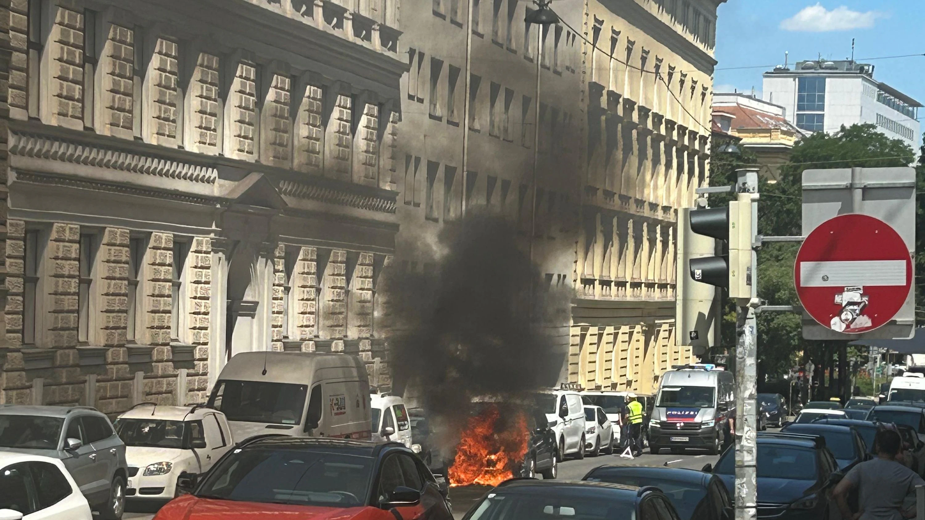 Rote Flammen und eine dunkle Rauchwolke erregten am Wiener Alsergrund für Aufsehen.