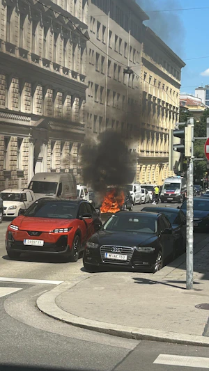 Auto-Brand Alsergrund: Dichte Rauchwolke sorgte für Aufregung, Feuerwehr Wien im Einsatz. Ursache und Verletzte noch unklar. Aktuelle Infos.