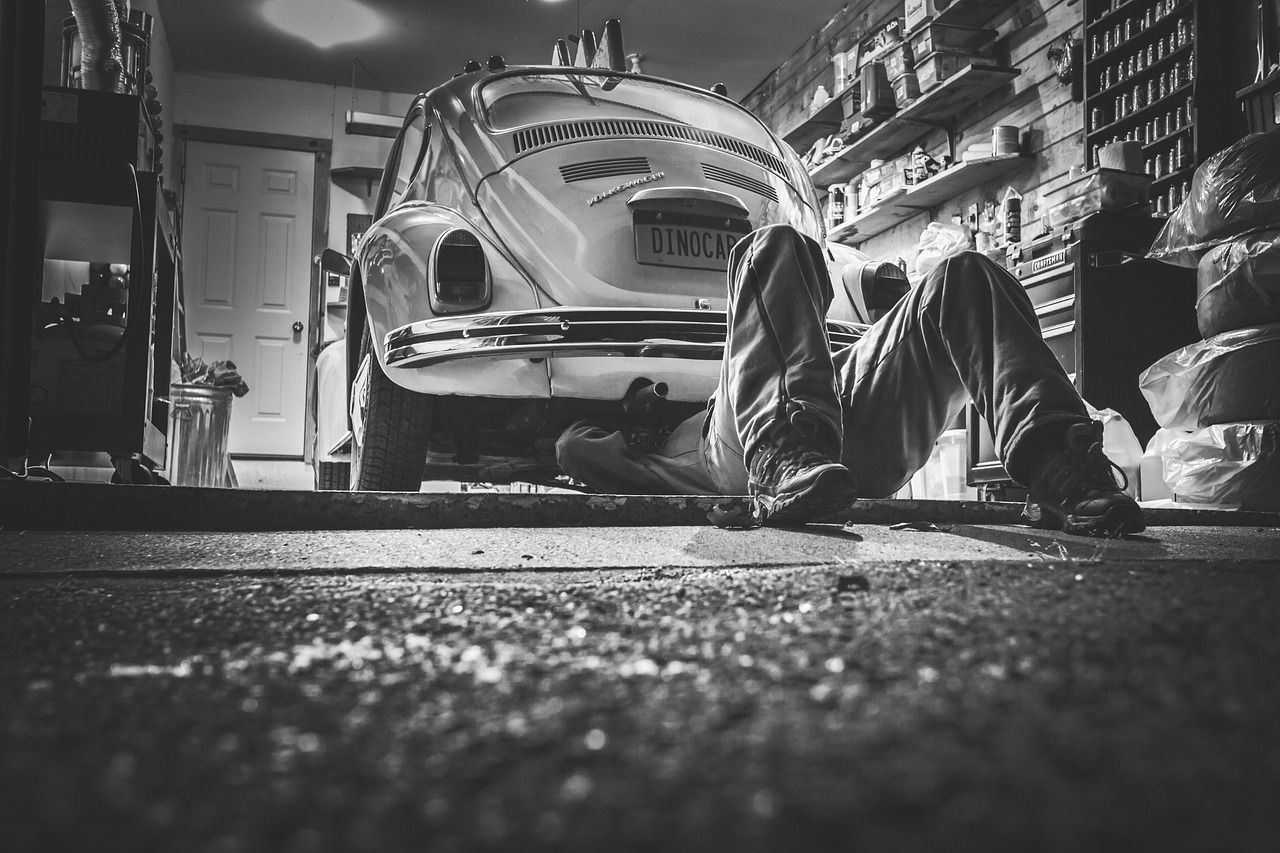 Mechaniker in der Autowerkstatt