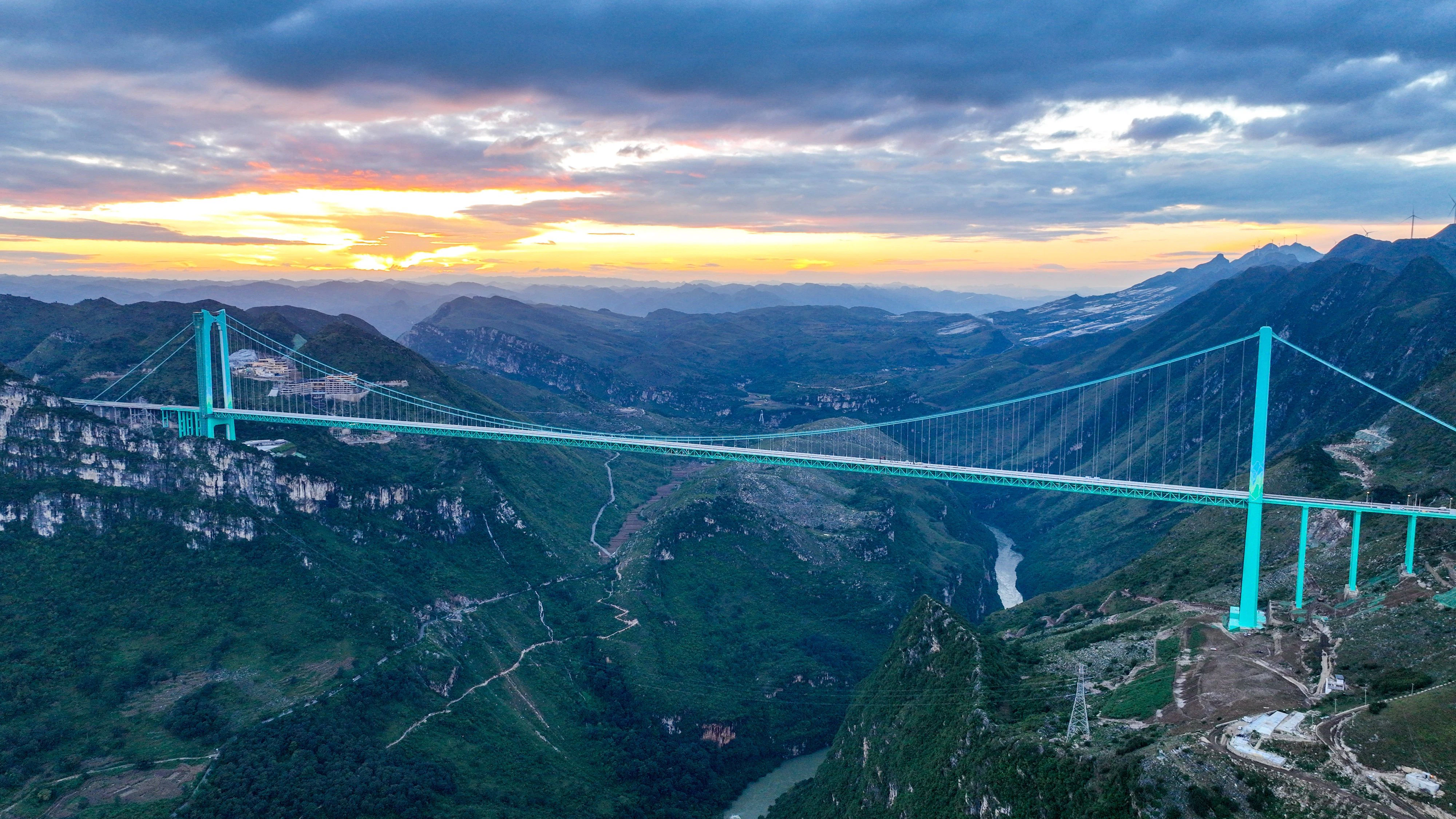 Die höchste Brücke der Welt hat eine Hauptspannweite von 1.420 Metern.