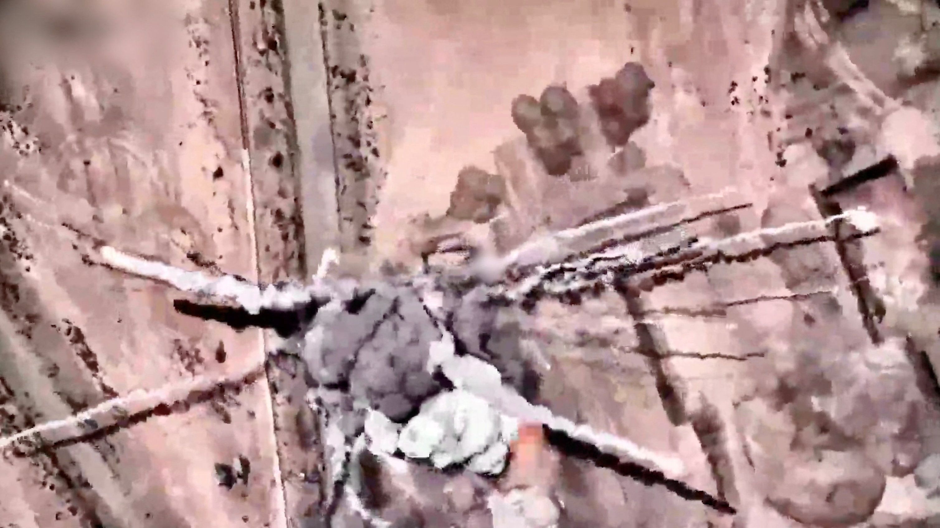 Ein Screenshot aus einem vom israelischen Militär veröffentlichten Video soll einen Angriff auf ein Luftverteidigungssystem im Iran zeigen.