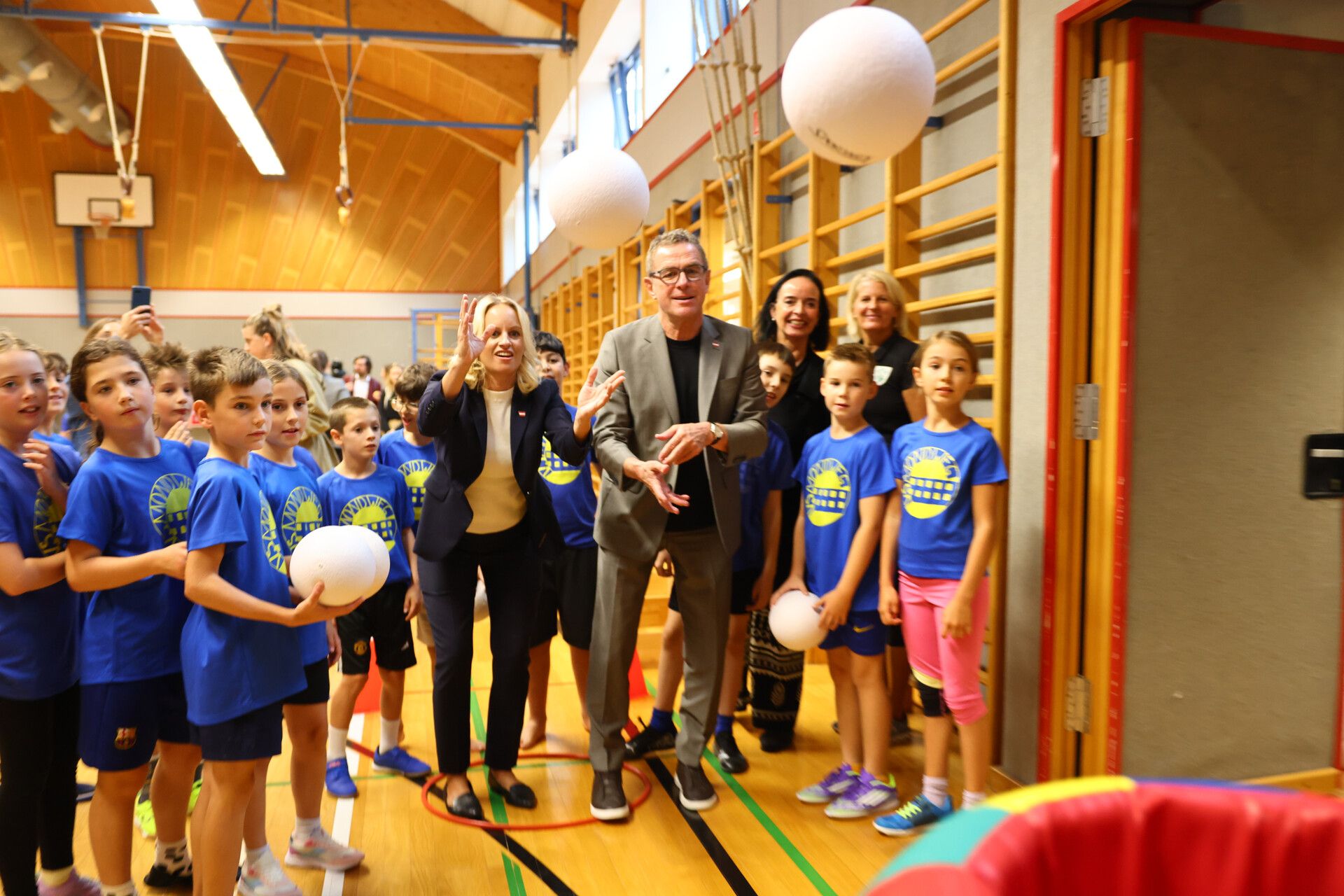 Sport-Staatssekretärin Michaela Schmidt erhöht Mittel für tägliche Turnstunden, ÖFB-Teamchef Ralf Rangnick ist Botschafter des Projekts.