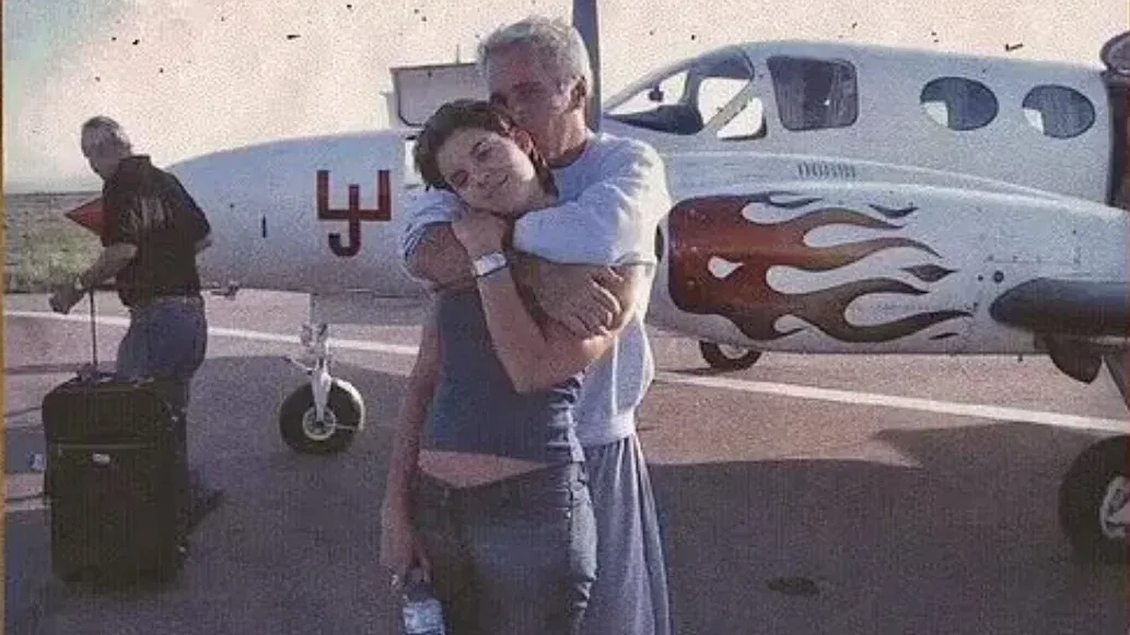 Das Foto (Aufnahmedatum nicht bekannt) zeigt Jeffrey Epstein und Sarah Kellen äußerst vertraut vor einer zweimotorigen Cessna 421.