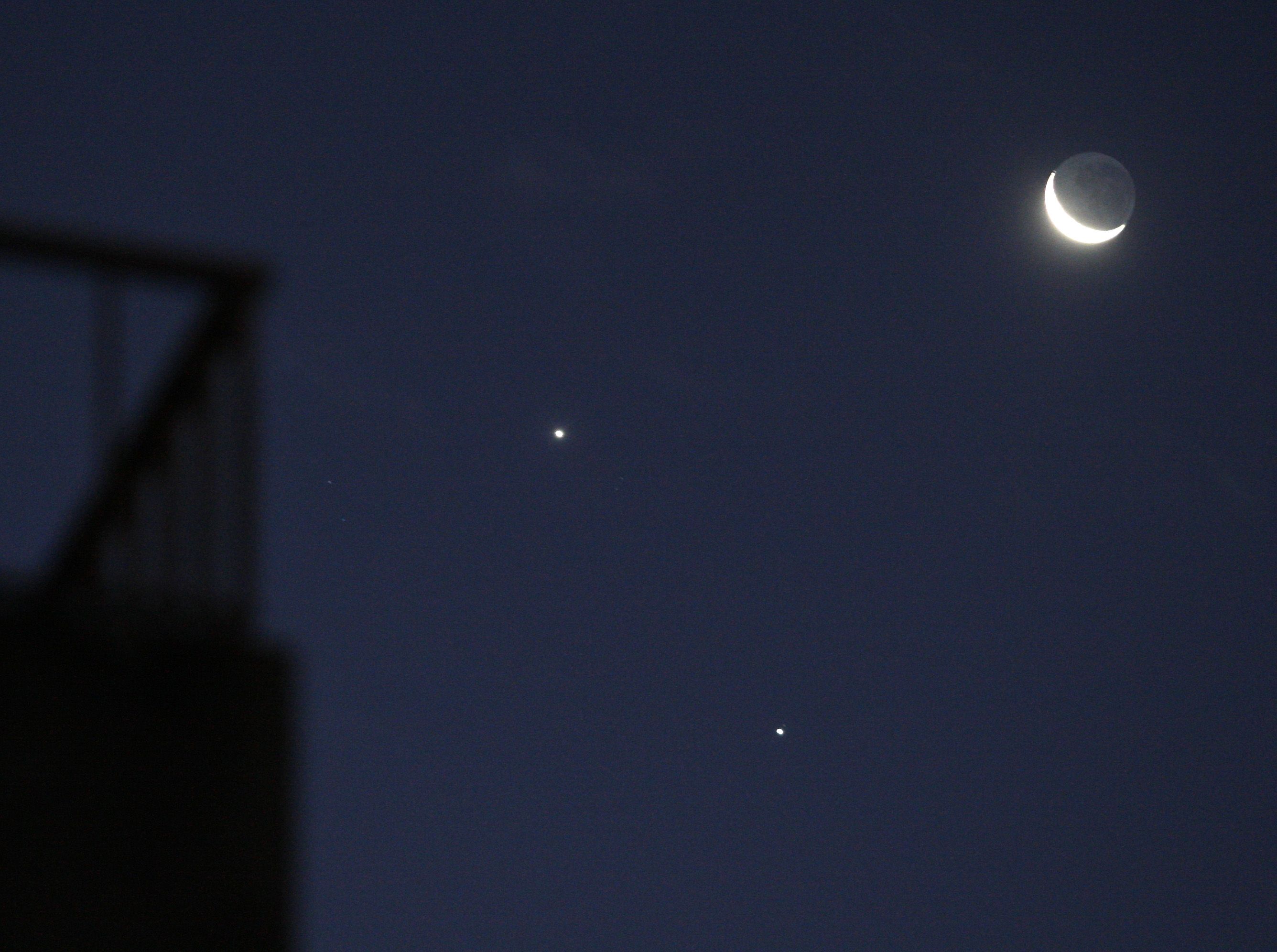 Am 1. Dezember 2008 waren über Buenos Aires eine Mondsichel sowie die Planeten Jupiter (unten) und Venus (oben) zu sehen.
