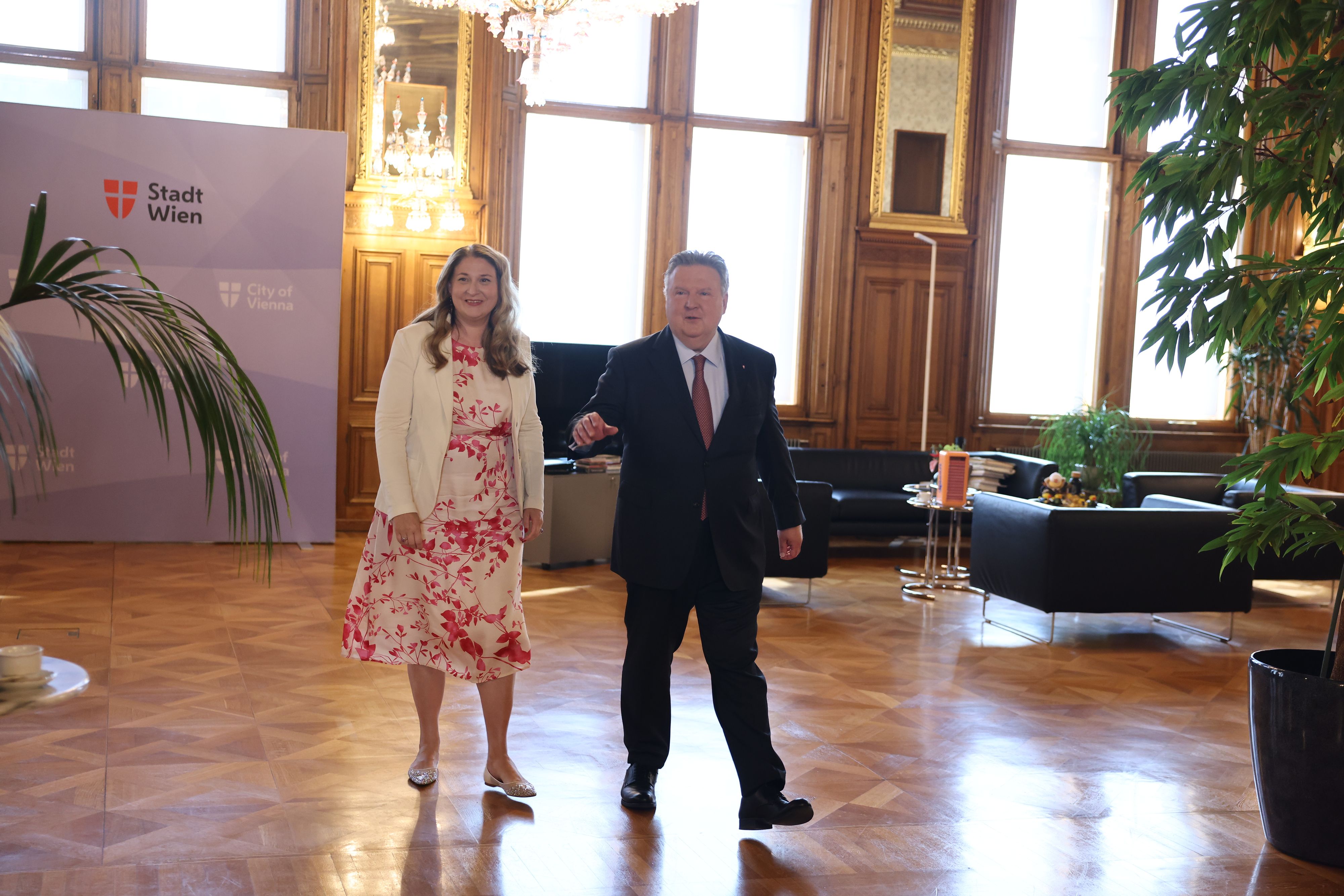 Wirtschaftsstadträtin Barbara Novak und Bürgermeister Michael Ludwig (beide SPÖ) stellten die neue Medien-Offensive im Rathaus vor.