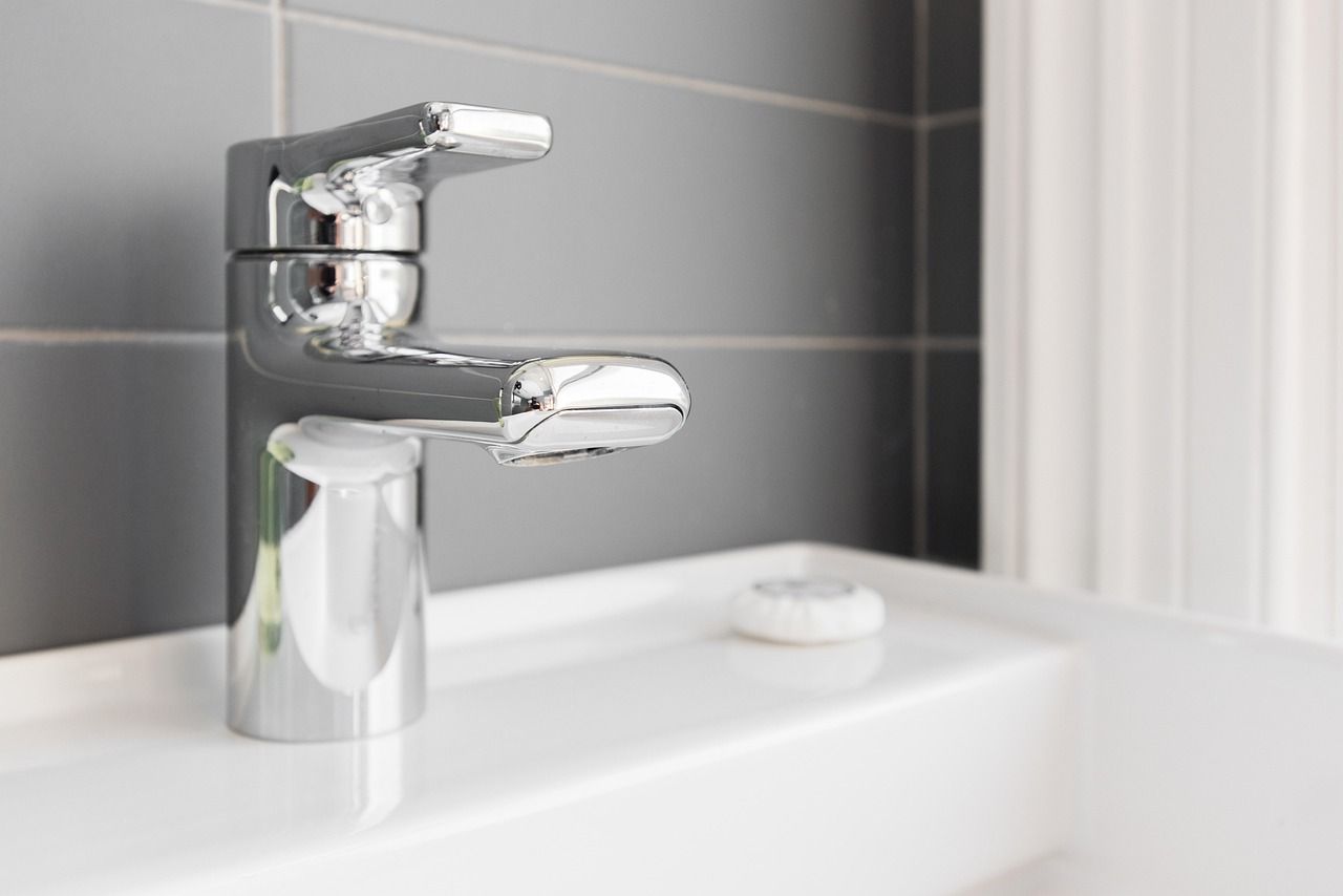 Modernes Badezimmer mit glänzender Spüle