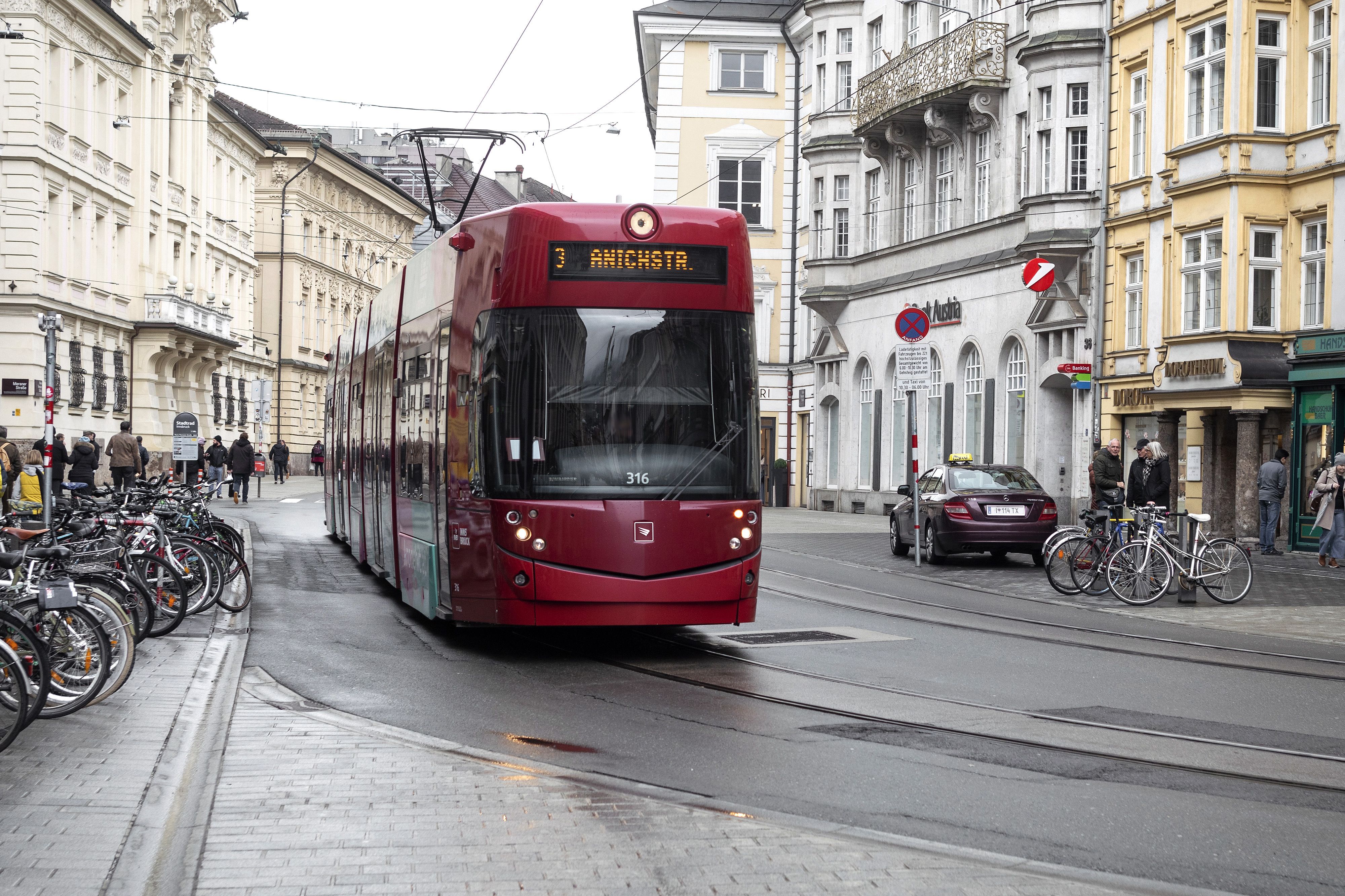 Ein 32-jähriger Pole soll in einer Innsbrucker Straßenbahn l
