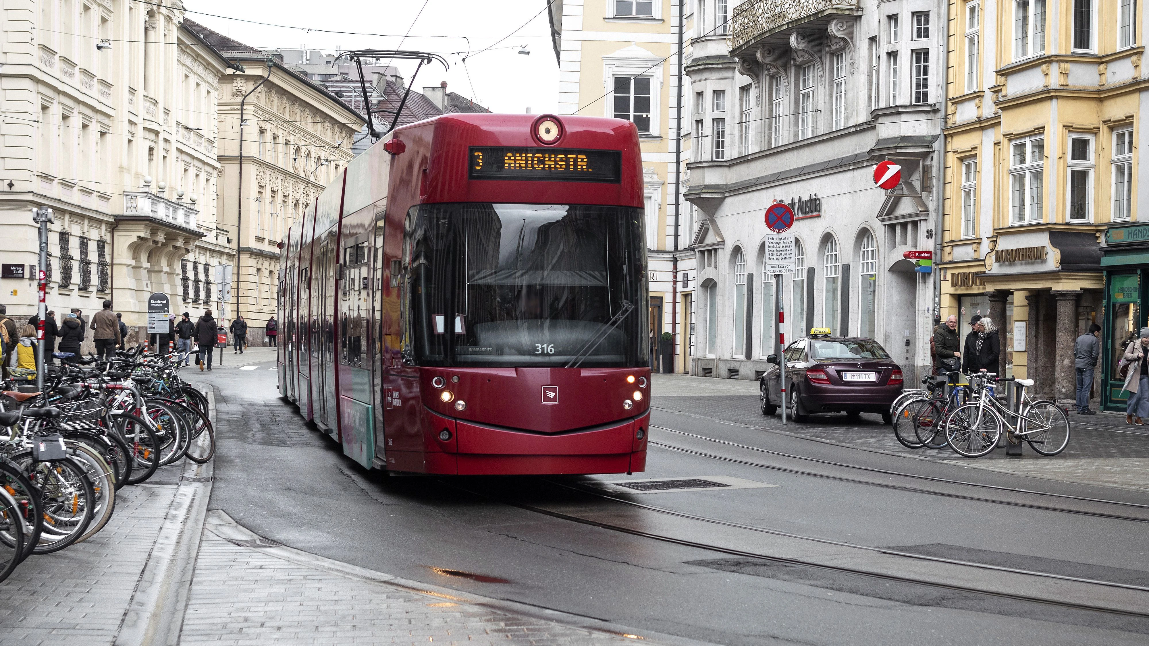 Der Vorfall ereignete sich in einer Straßenbahn in Innsbruck.