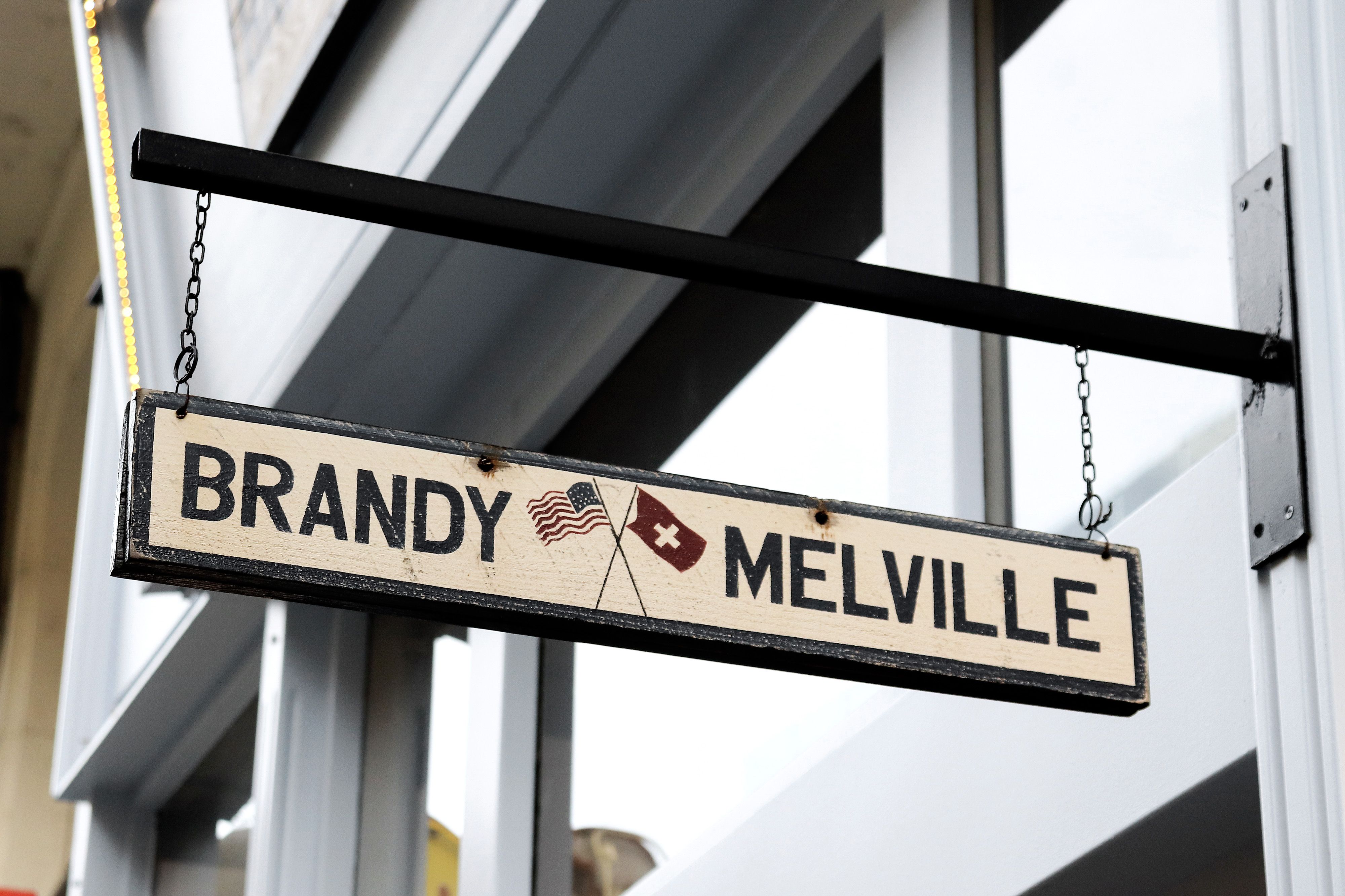 Wer bei Brandy Melville künftig Kleidung anprobieren möchte, könnte Pech haben.