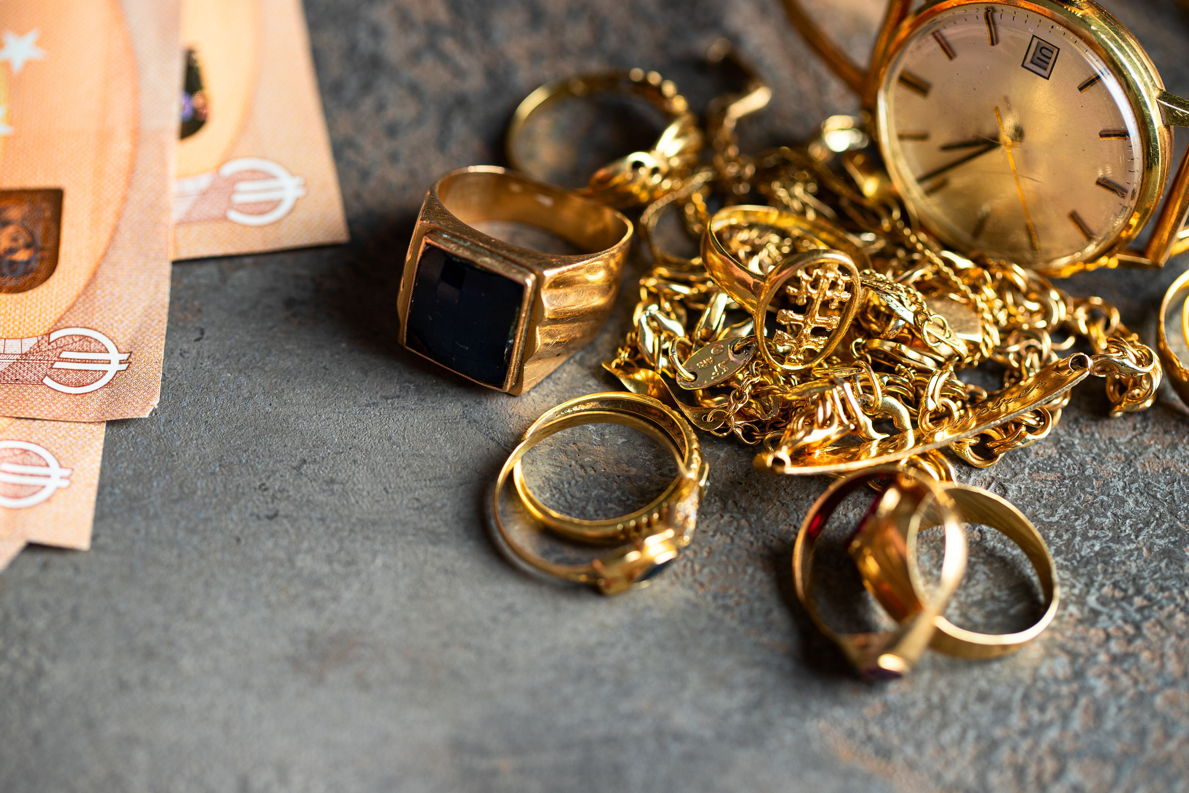 Bargeld und Schmuck konnten sichergestellt werden.