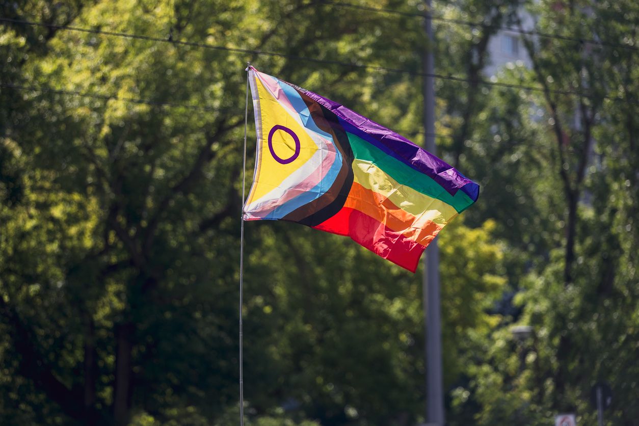 Die Flagge auf der Kirche wurde angezündet. (Symbolbild)