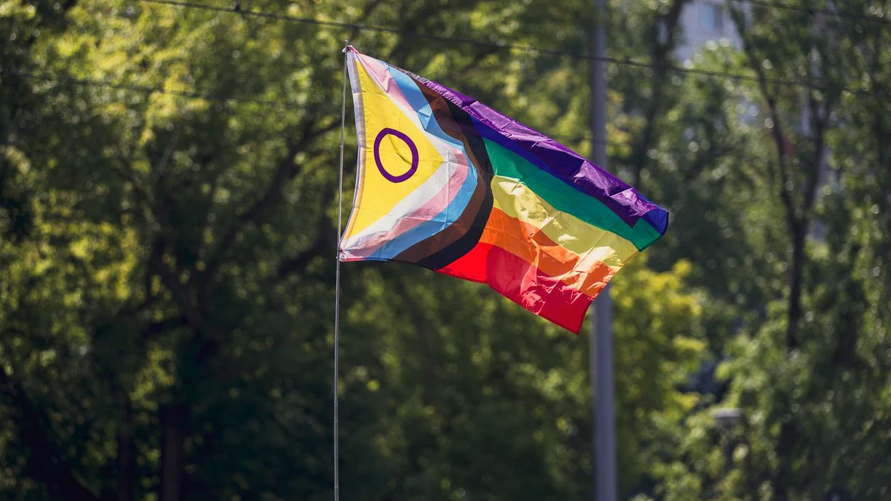 Die Flagge auf der Kirche wurde angezündet. (Symbolbild)