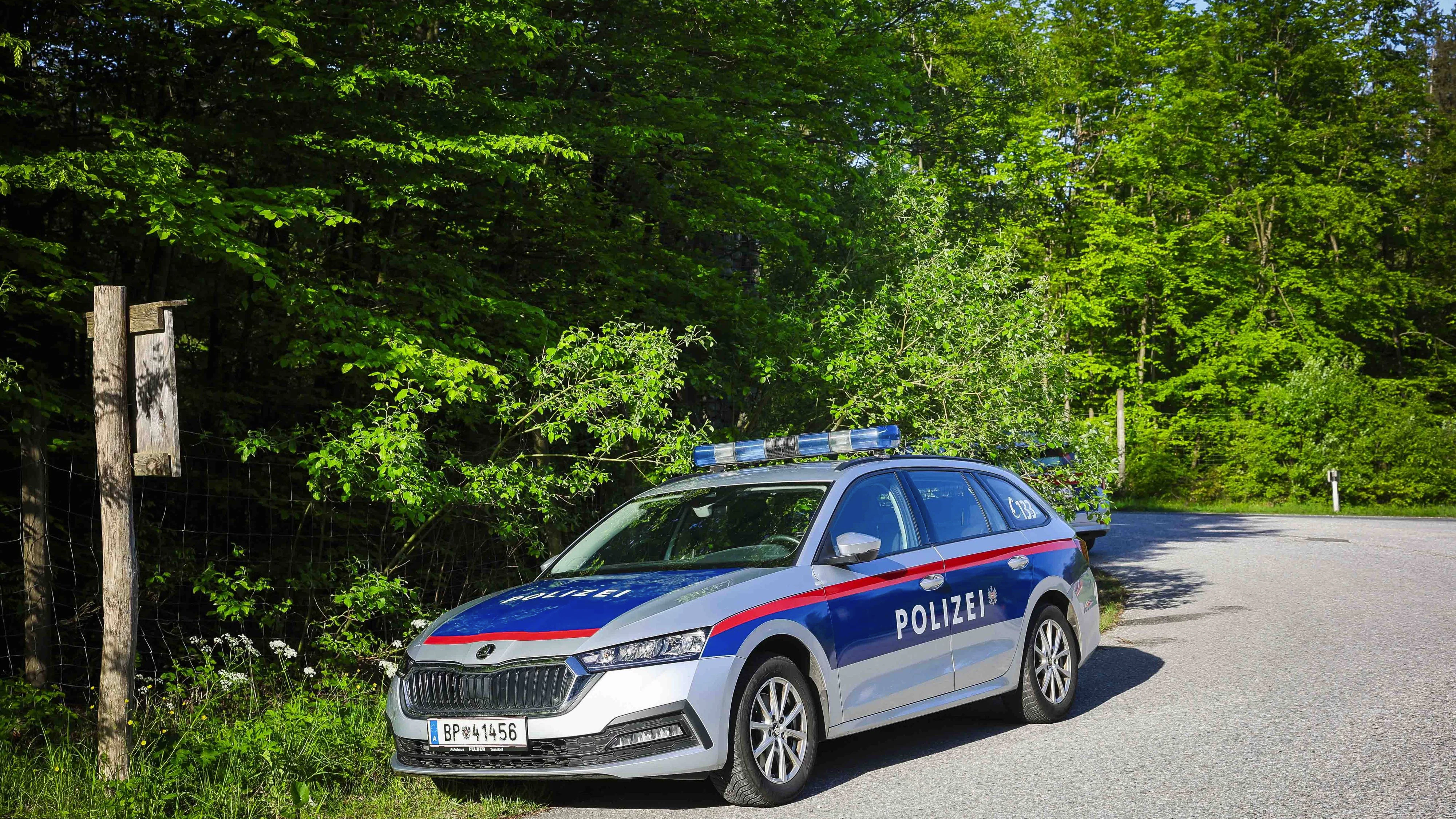 06.05.2024, Tarsdorf, AUT, Unterwegs in Oberösterreich, Reportage, Themenbild, Verschiedene Themenbilder, Symbolbild, Dienstauto, Polizei, Einsatzfahrzeug, im Bild Polizeiauto, Forststraße, Landstraße, Streife, *** 06 05 2024, Tarsdorf, AUT, On the road in Upper Austria, Reportage, Theme picture, Various theme pictures, Symbol picture, Service car, Police, Emergency vehicle, Police car in picture, Forest road, Country road, Patrol,