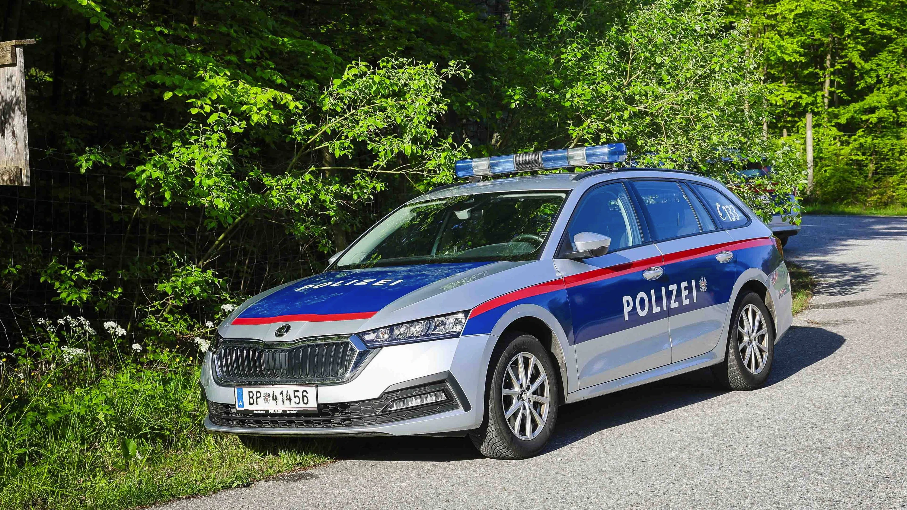 06.05.2024, Tarsdorf, AUT, Unterwegs in Oberösterreich, Reportage, Themenbild, Verschiedene Themenbilder, Symbolbild, Dienstauto, Polizei, Einsatzfahrzeug, im Bild Polizeiauto, Forststraße, Landstraße, Streife, *** 06 05 2024, Tarsdorf, AUT, On the road in Upper Austria, Reportage, Theme picture, Various theme pictures, Symbol picture, Service car, Police, Emergency vehicle, Police car in picture, Forest road, Country road, Patrol,