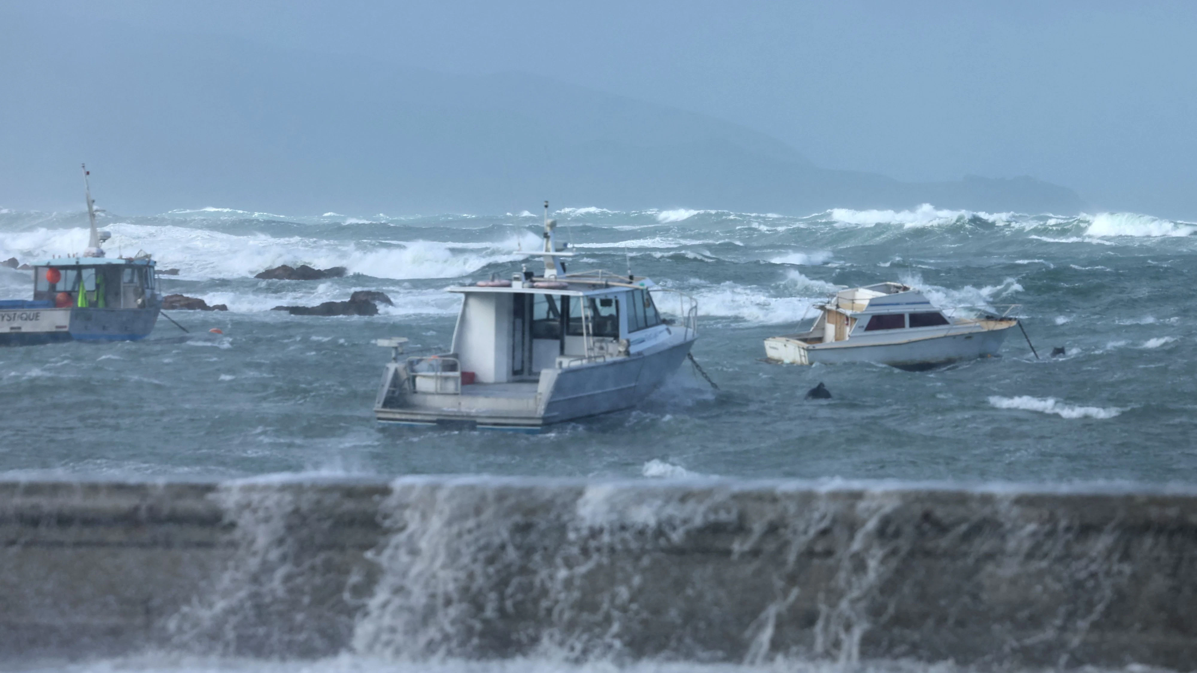 Stormy seas pound the coastline in the Wellington suburb of Island Bay on June 9, 2026. Hundreds of people were forced to evacuate their seaside homes on June 9 in New Zealand's capital as 11-metre high waves lashed the city's south coast. (Photo by Ben STRANG / AFP)