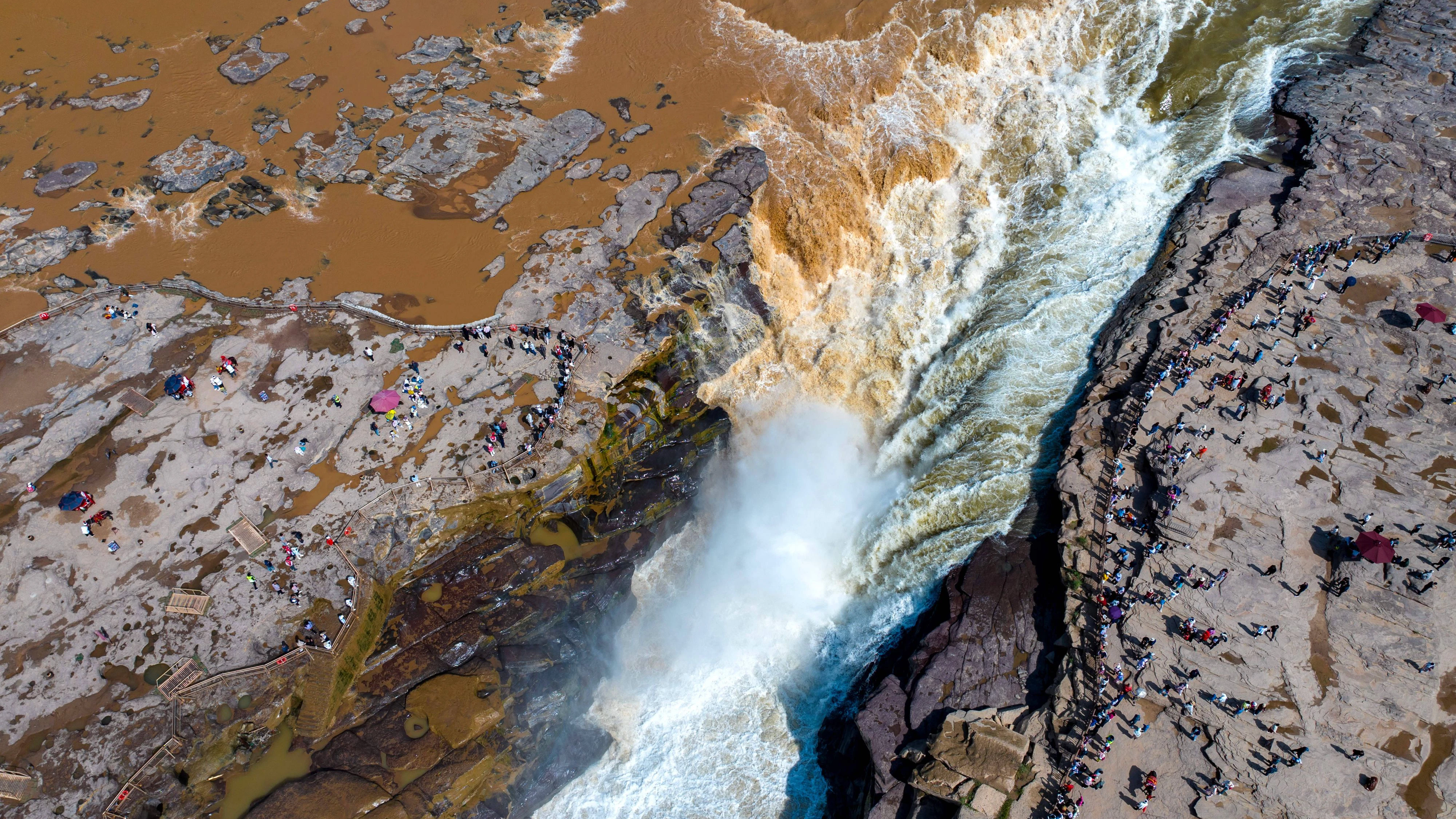 Das Naturschauspiel lockte Hunderte Schaulustige zum Hukou-Wasserfall am Gelben Fluss im Kreis Jixian, Provinz Shanxi, China.
