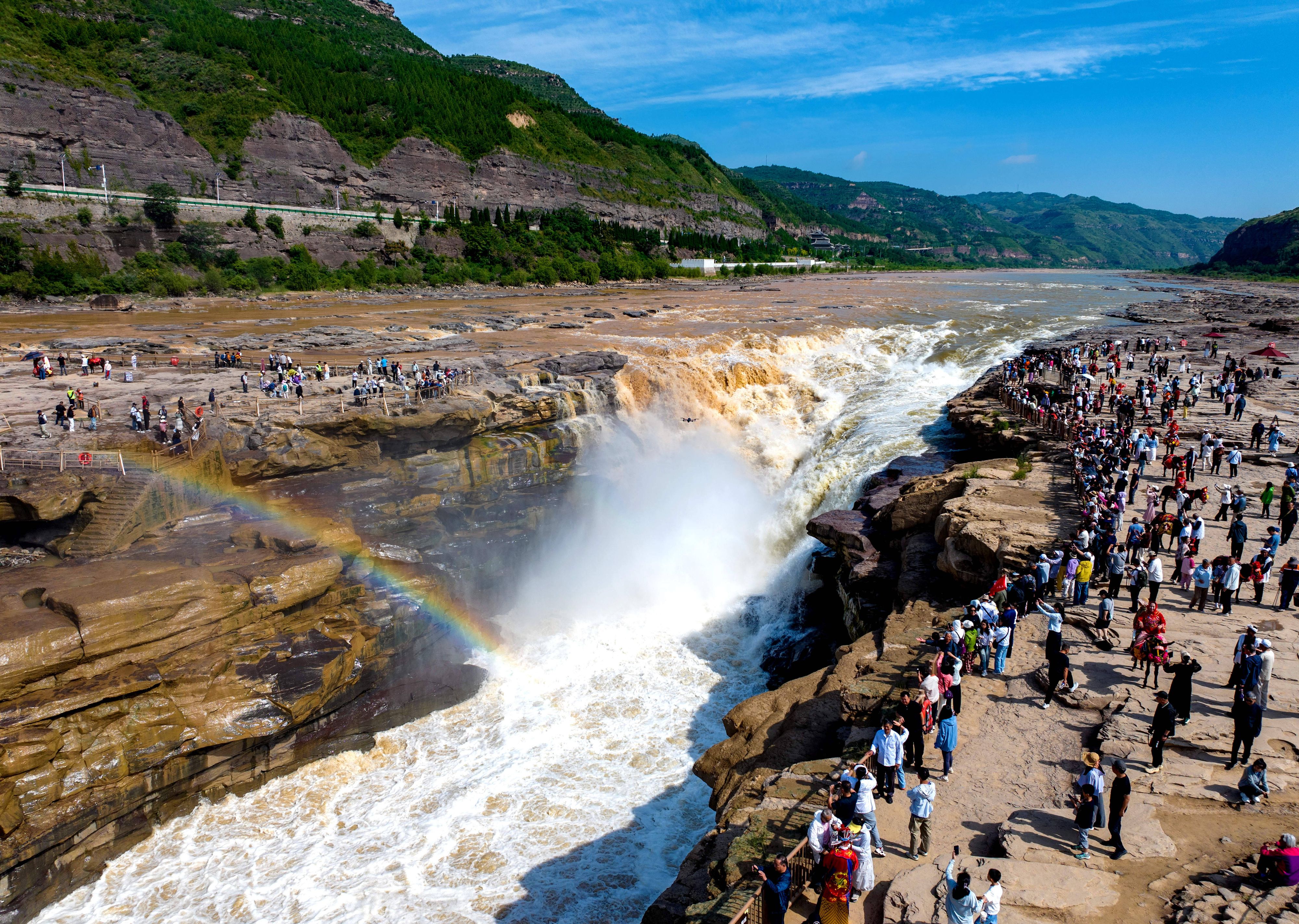Heute.at - Wasserfall stürzt zweifarbig in die Tiefe