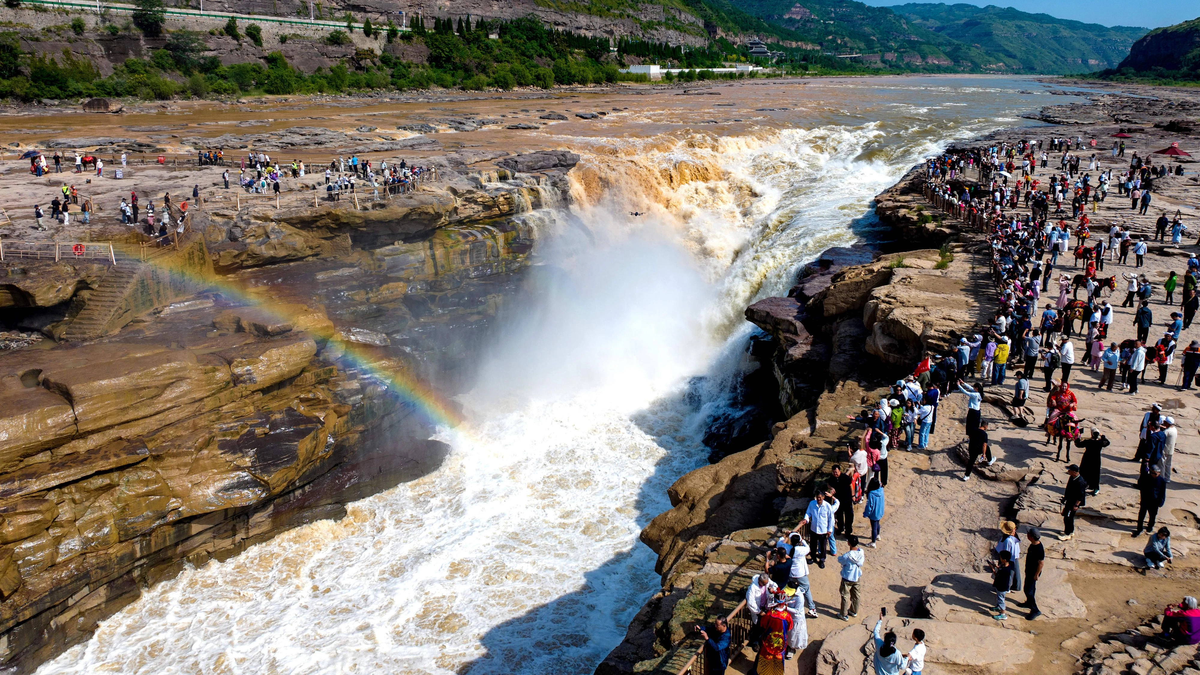 Heute.at - Wasserfall stürzt zweifarbig in die Tiefe