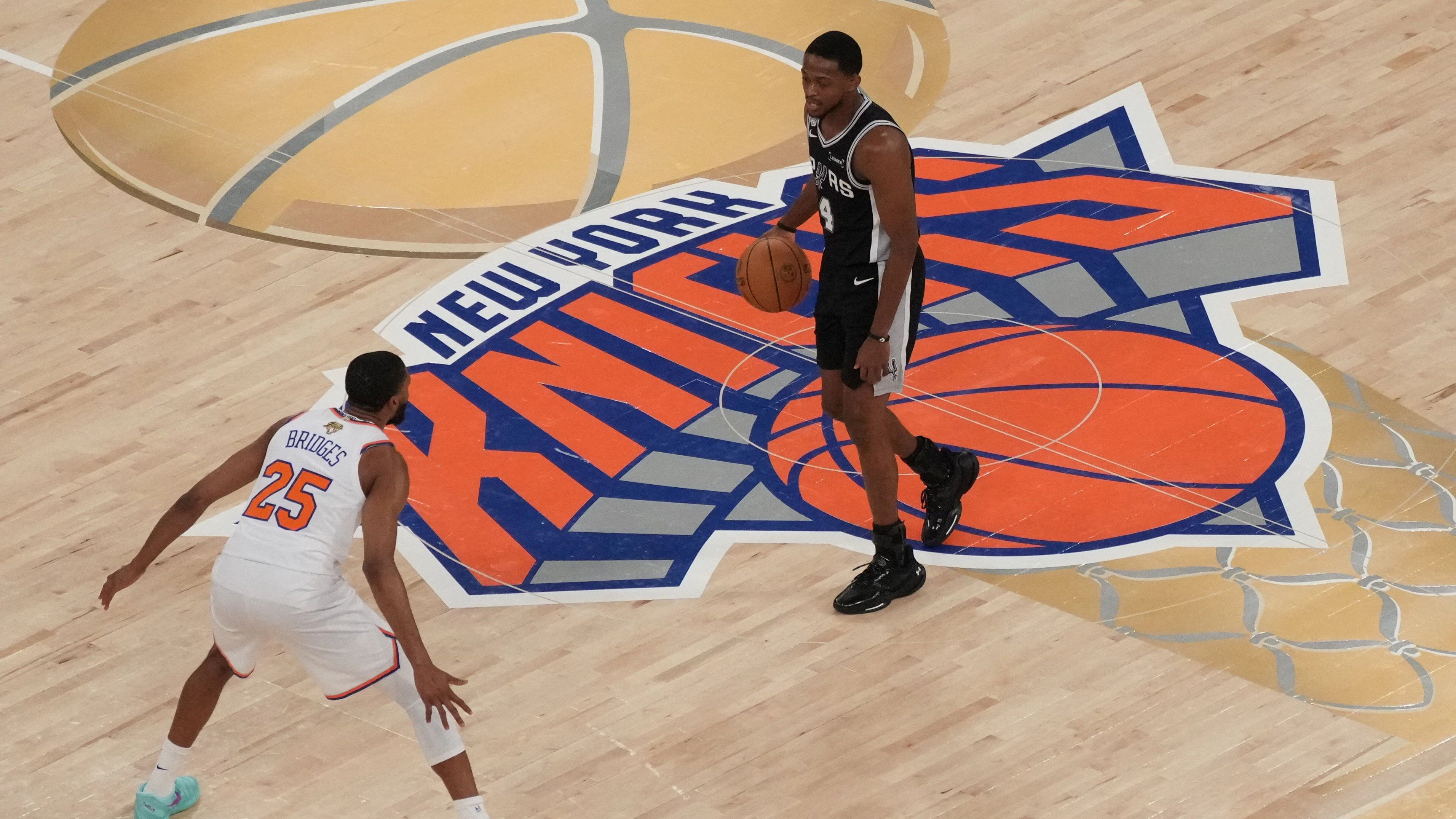 Mikal Bridges von den New York Knicks und De'Aaron Fox von den San Antonio Spurs.