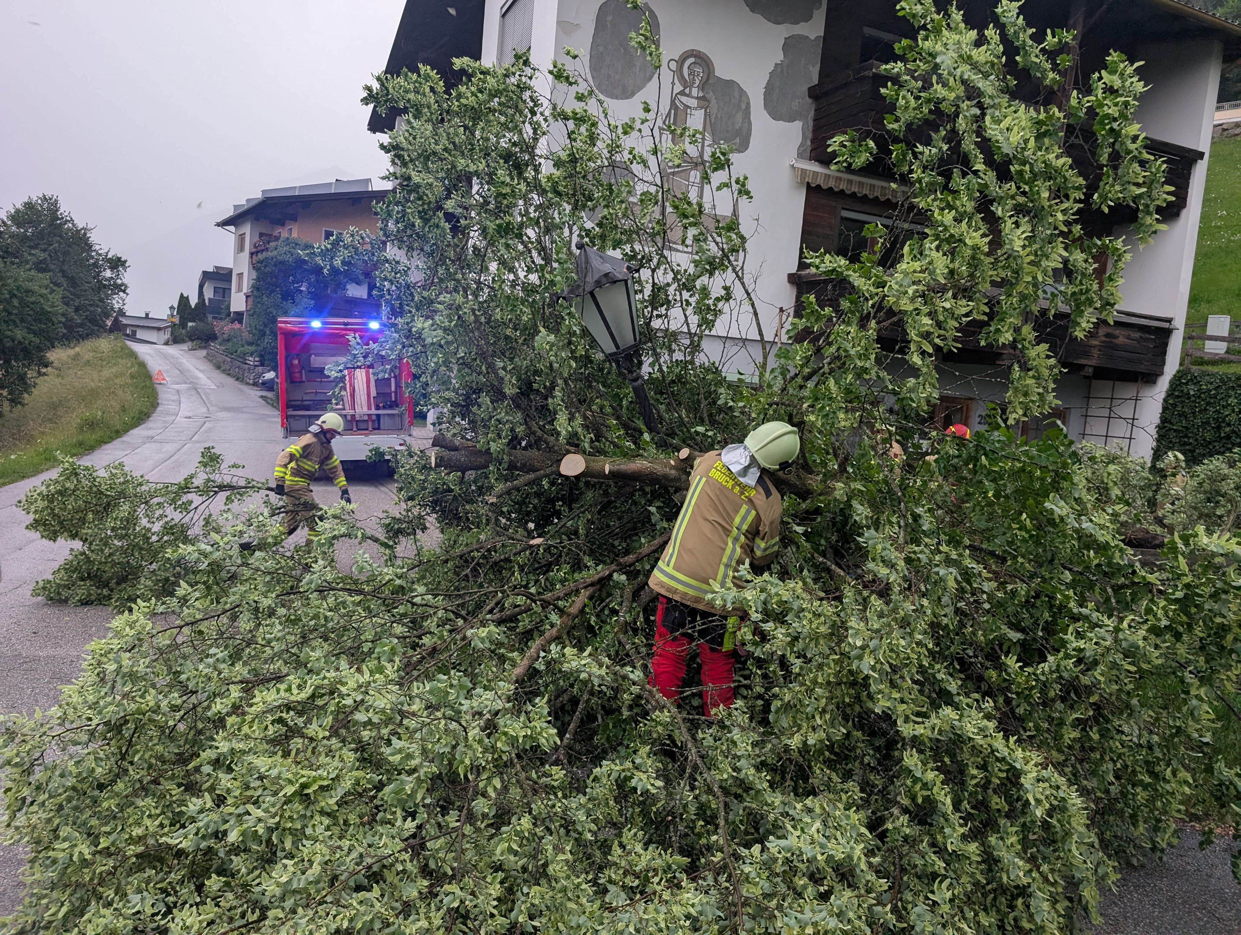 Starkregen und Sturmböen haben am Montag im Tiroler Unterlan