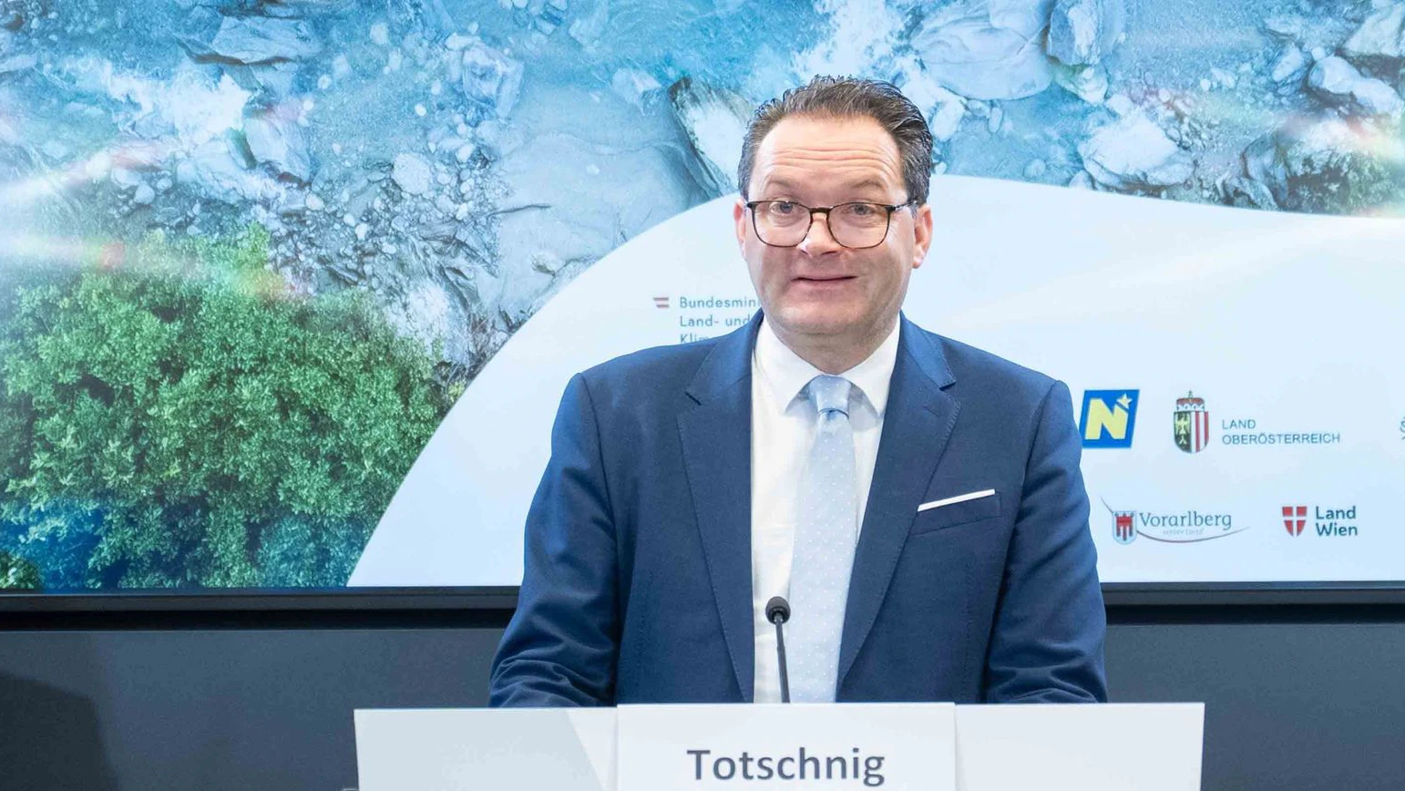 Bei einer Pressekonferenz im Regierungsgebäude am Stubenring präsentierte Bundesminister Norbert Totschnig die Zwischenergebnisse der Studie "Wasser im Klimawandel".