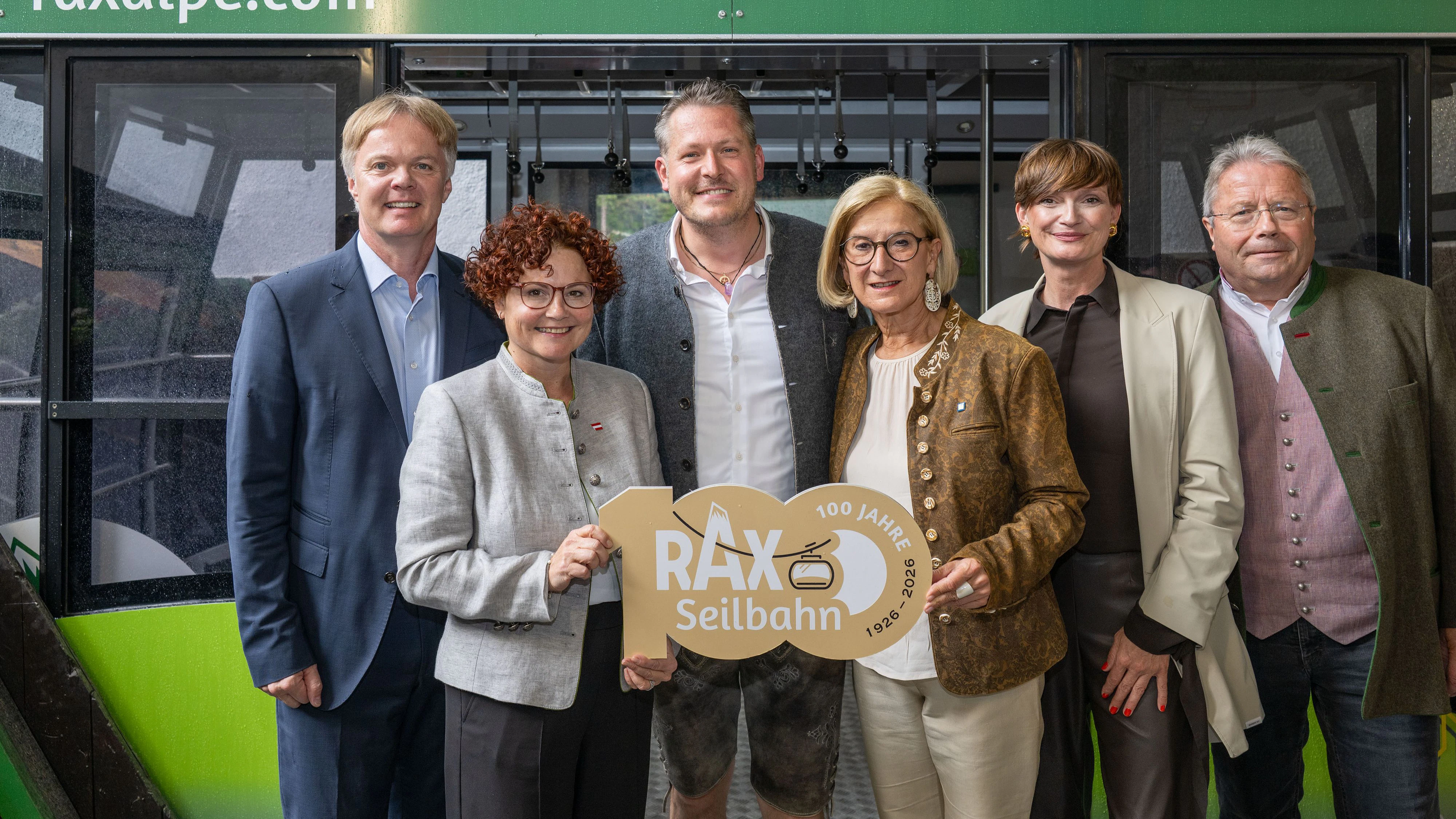 Michael Duscher (GF NÖ Werbung), Staatssekretärin Elisabeth Zehetner, Geschäftsführer Bernd Scharfegger, Landeshauptfrau Johanna Mikl-Leitner, Astrid Steharnig-Staudinger (GF Österreich Werbung) und Franz Hörl (Obmann WKO-Seilbahn-Fachverband).