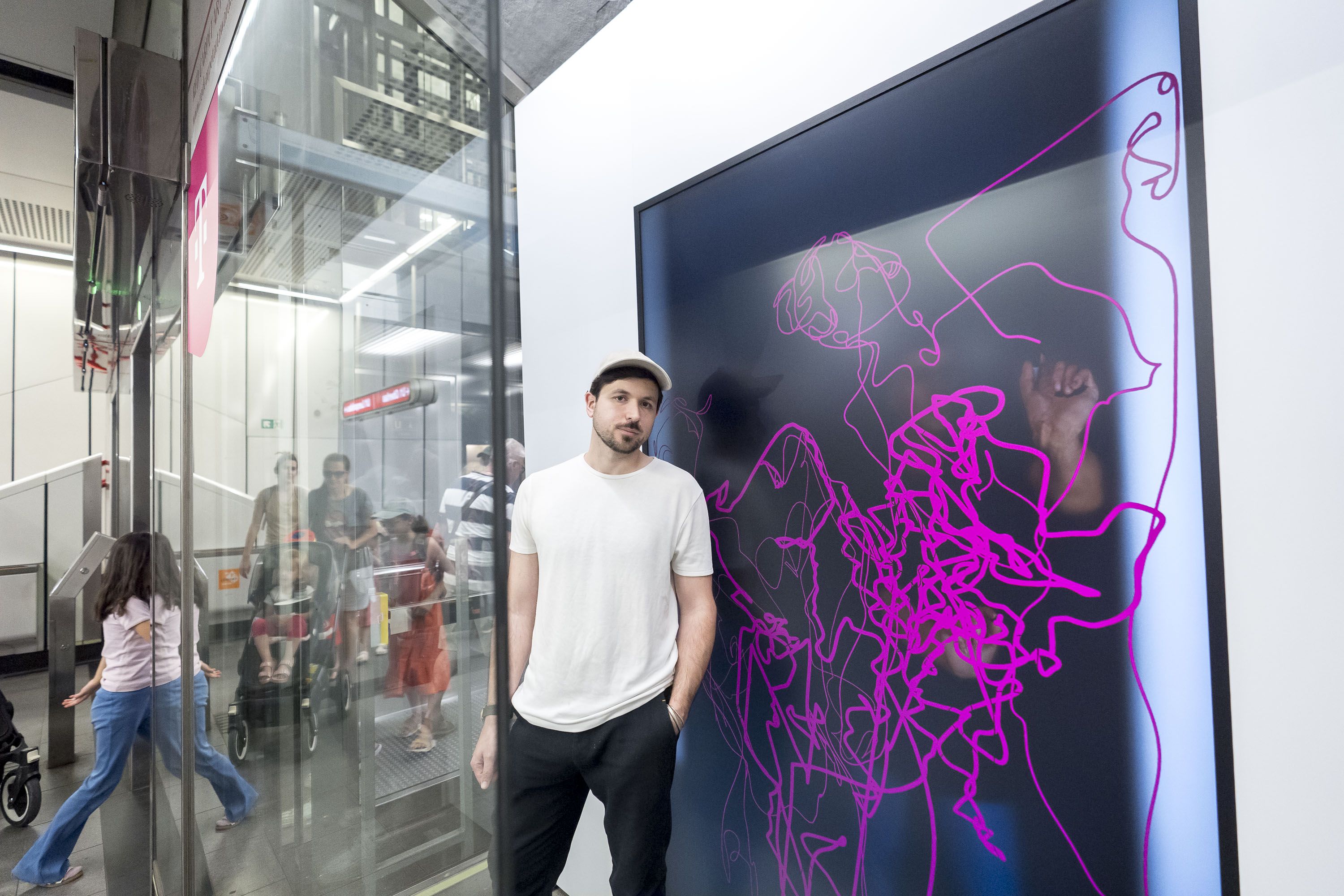 Die Installation von Martin Tardy verbindet Weltnachrichten und menschliche Bewegung.