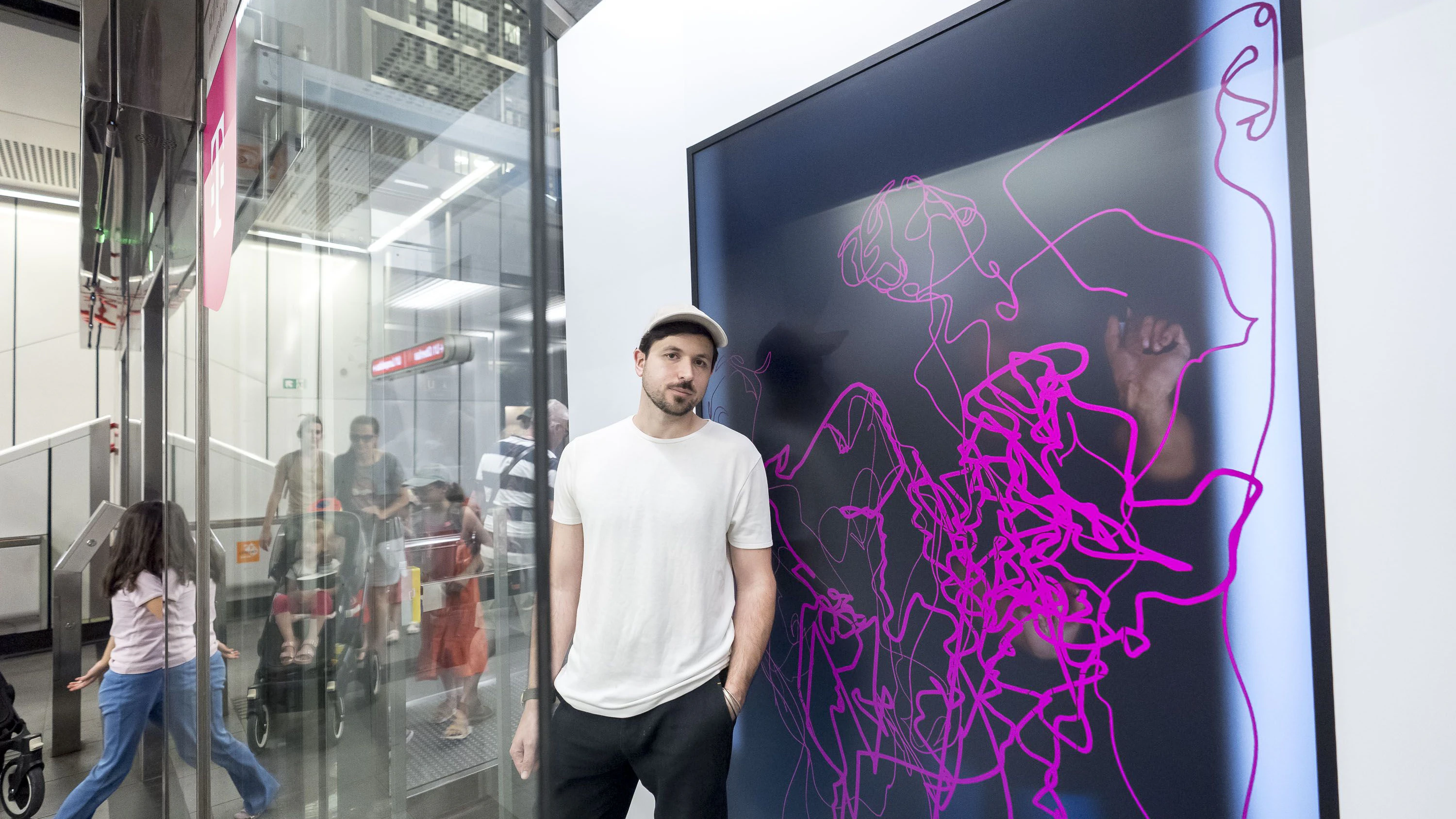 Heute.at - KI-Kunst in der U-Bahn – hier werden Passanten Künstler