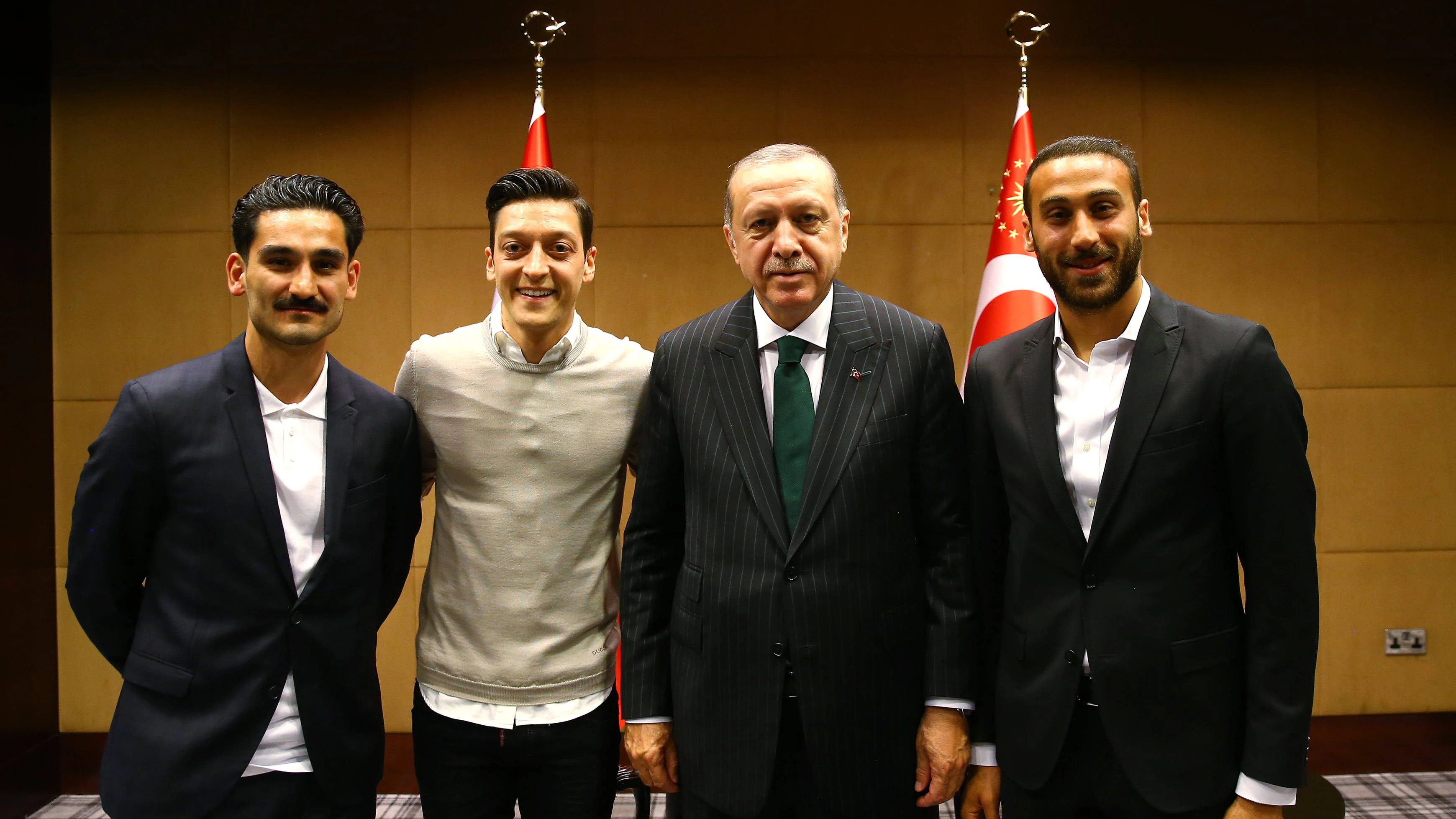 Dieses Bild mit Ilkay Gündogan, Mesut Özil und dem Türkischen Präsidenten Erdogan sorgte 2018 für einen Skandal. 