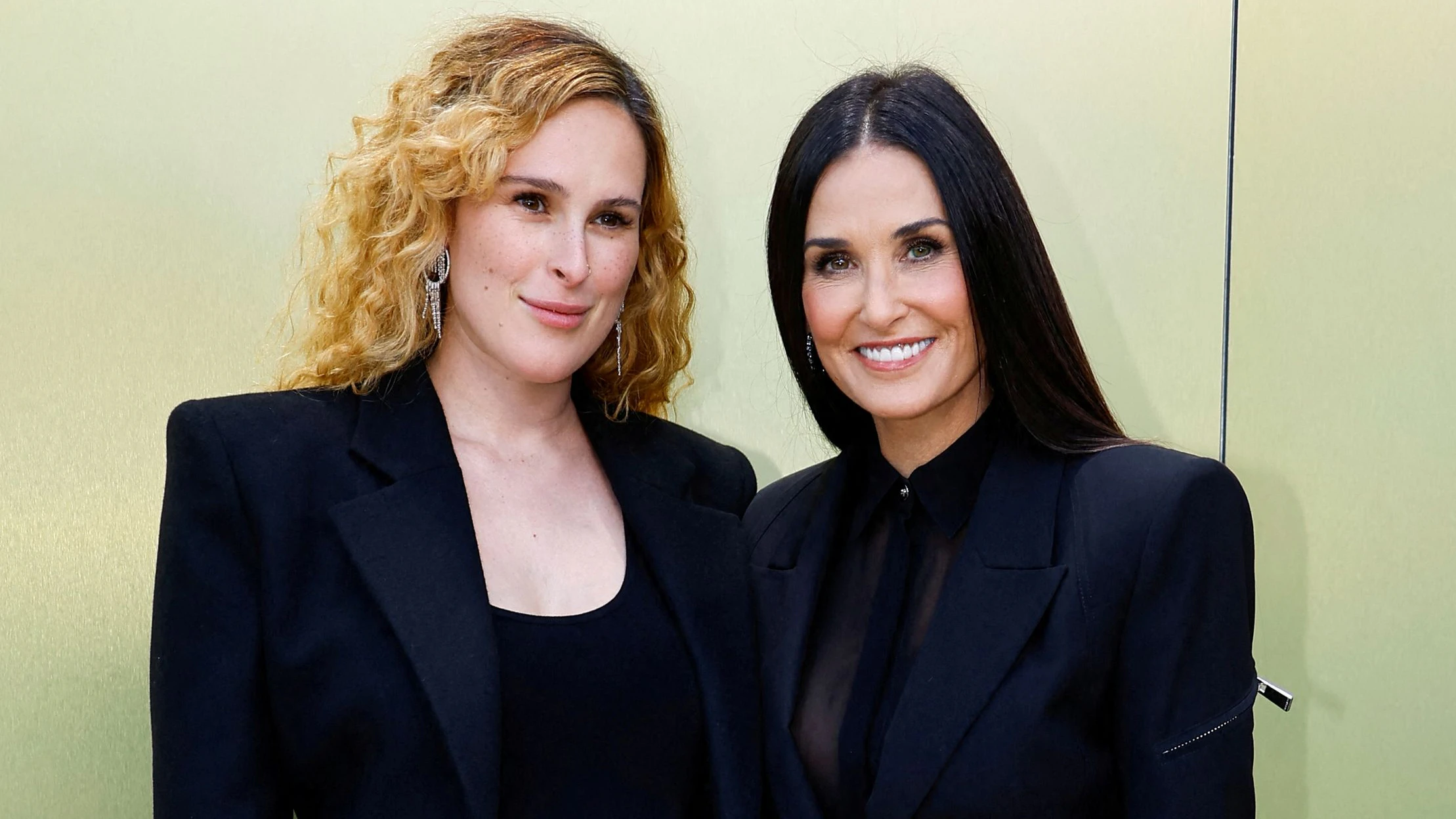 Rumer Willis (li.) ist die Tochter von Demi Moore (r.) und Bruce Willis.