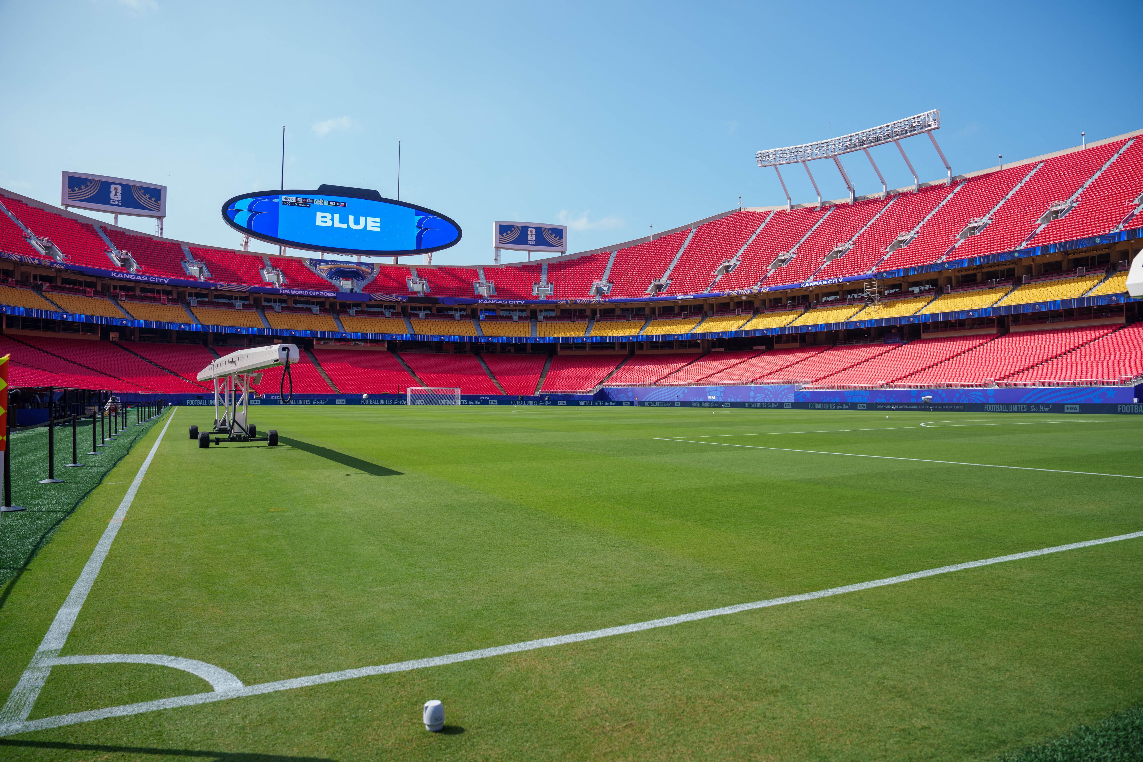 Auf den Anzeigetafeln in den WM-Stadien können WM-Grüße gebucht werden. 
