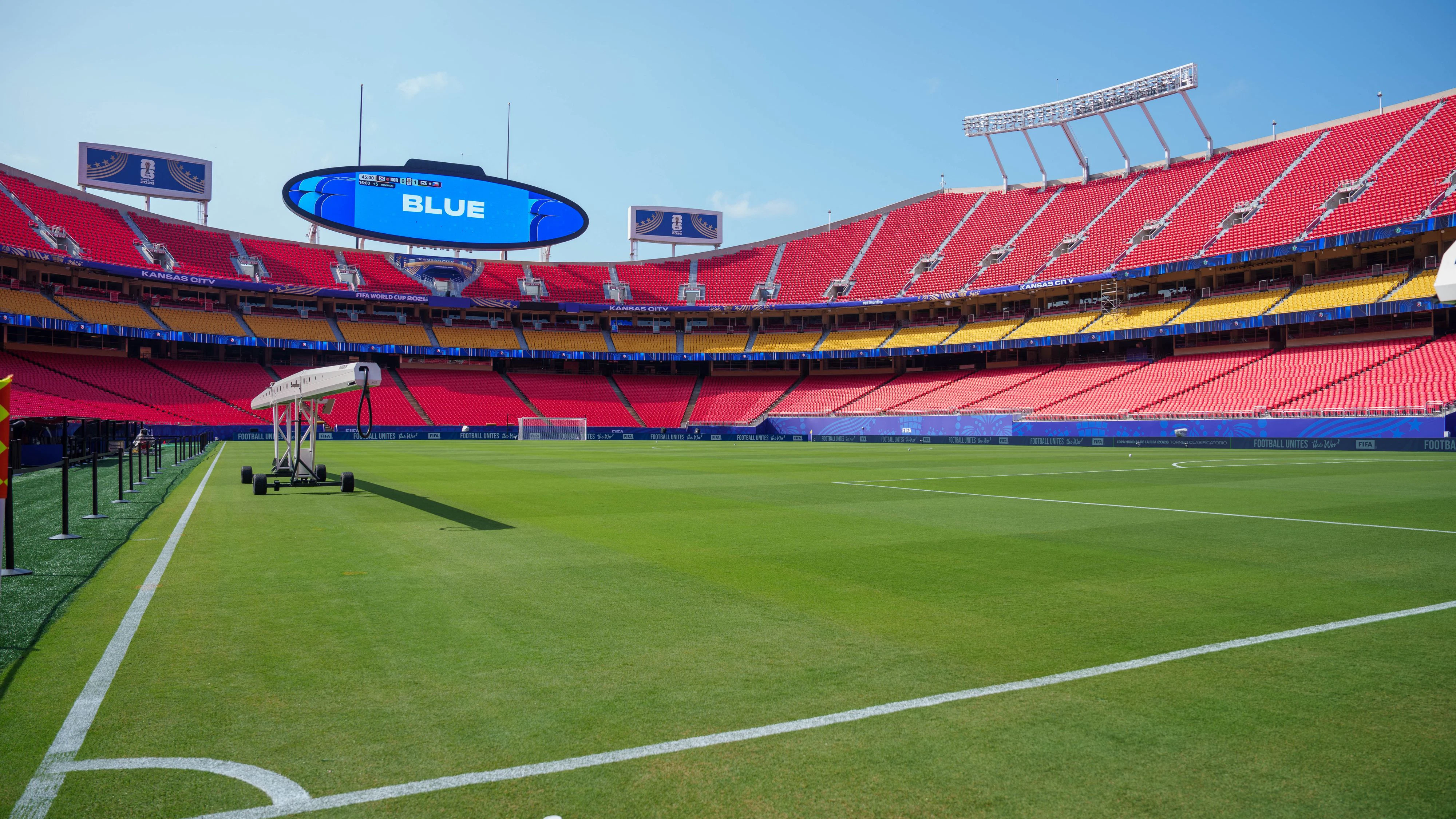 Auf den Anzeigetafeln in den WM-Stadien können WM-Grüße gebucht werden. 