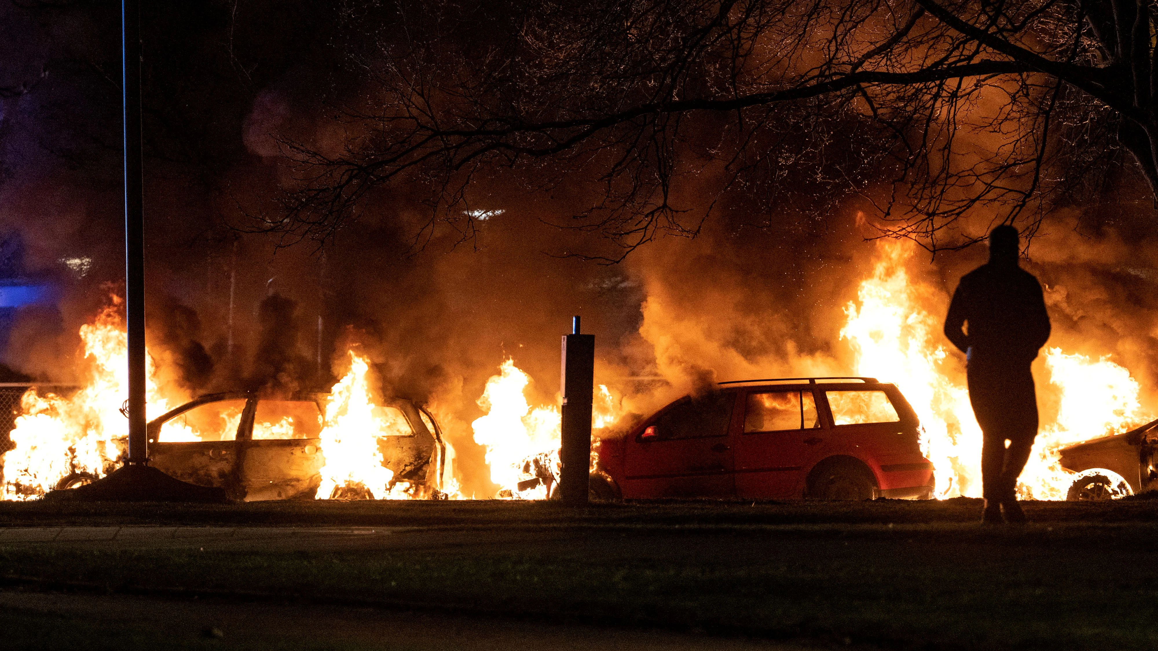 Cars are seen set on fire in Rosengard district, following Quran burnings that caused riots in several Swedish towns over the Easter weekend, in Malmo, Sweden April 17, 2022. Picture taken April 17, 2022. Johan Nilsson/TT News Agency/via REUTERS ATTENTION EDITORS - THIS IMAGE WAS PROVIDED BY A THIRD PARTY. SWEDEN OUT. NO COMMERCIAL OR EDITORIAL SALES IN SWEDEN.