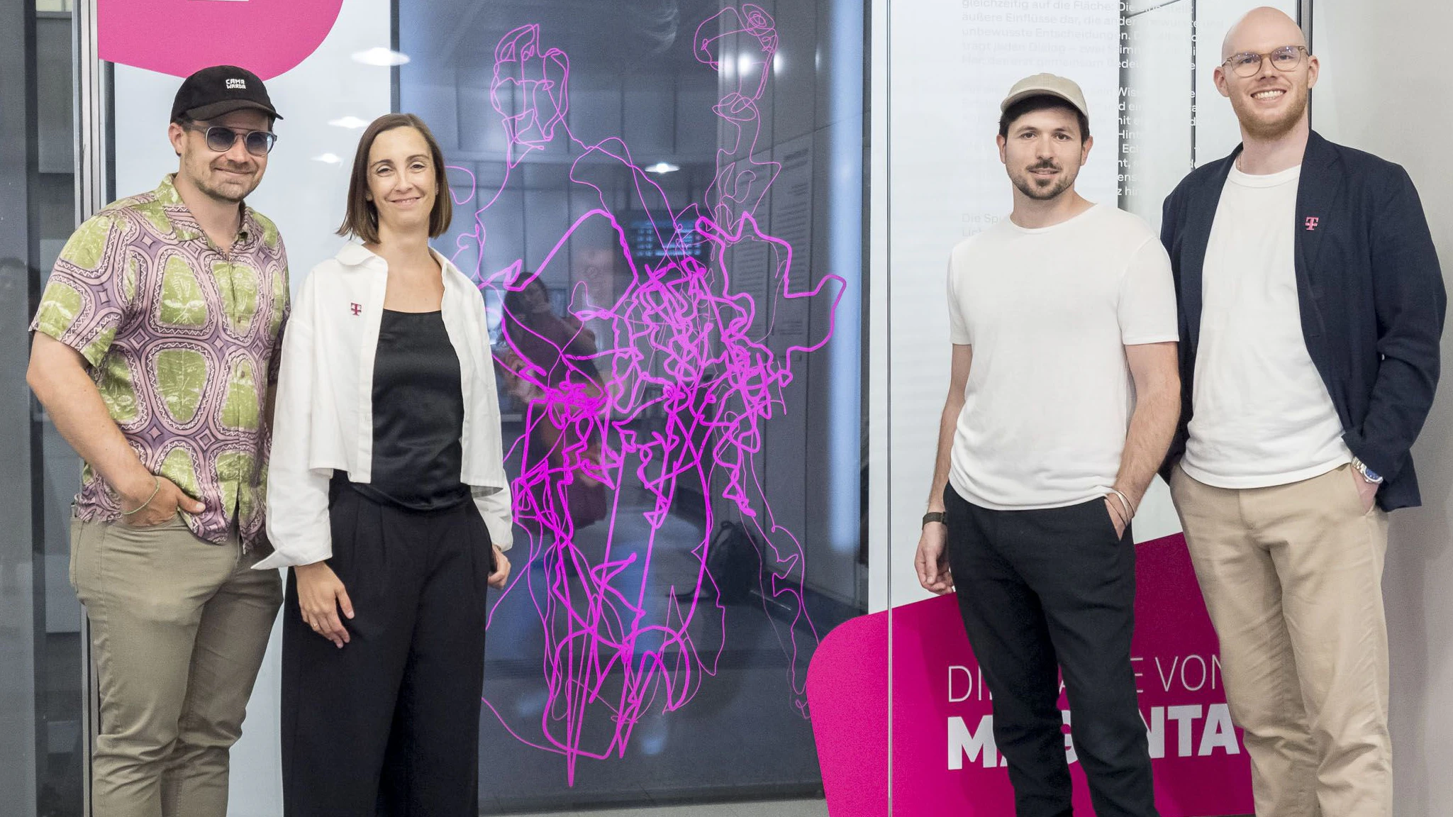 Barbara Klinser-Kammerzelt (Marken-Chefin Magenta Telekom), Martin Tardy (Künstler), Eugen Prosquill (Warda Network) und Paul von Groote (Pressesprecher Magenta Telekom) vor der Installation "Confluence".