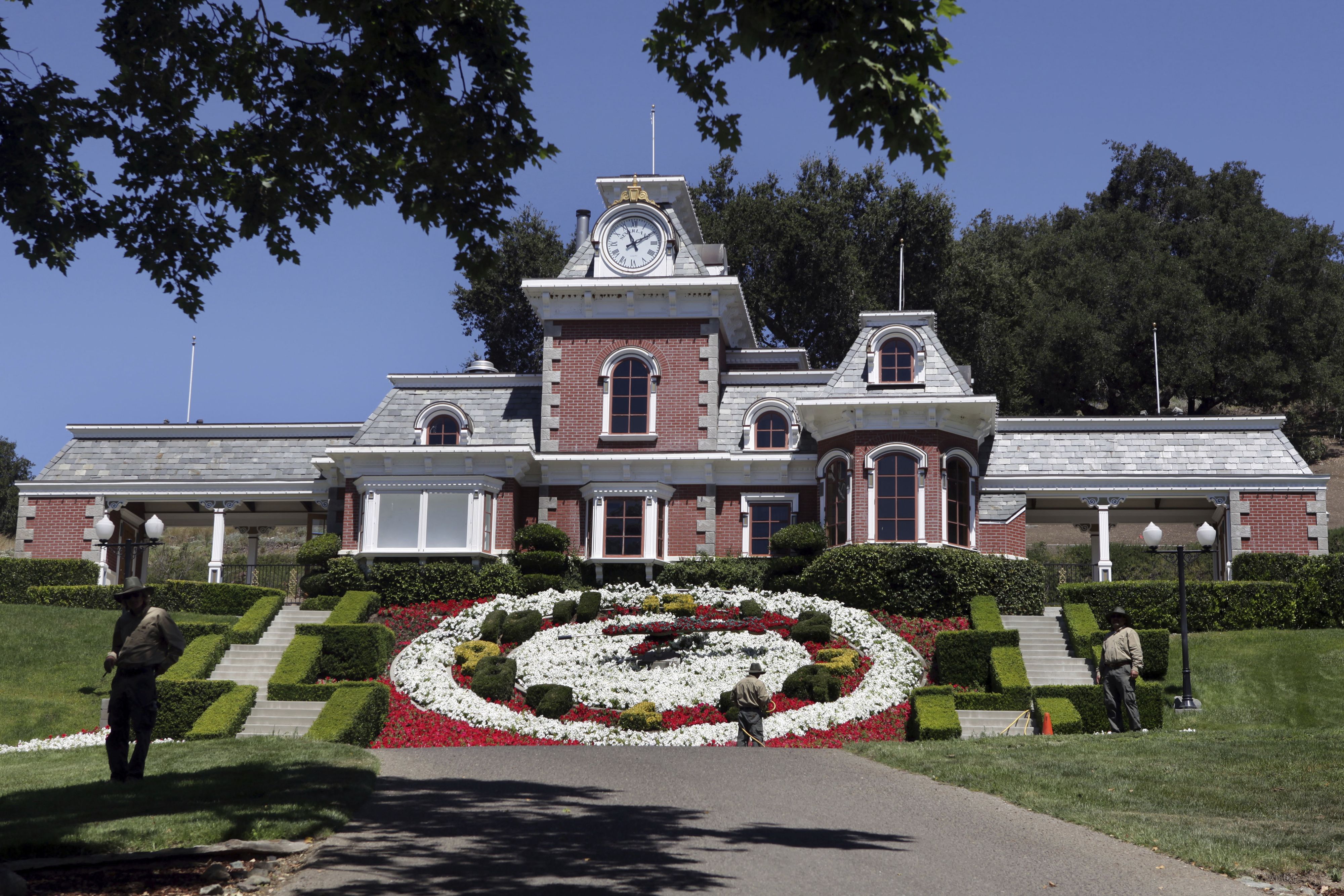 Mit dem Kauf der Sycamore Valley Ranch im Jahr 1988 legte Michael Jackson den Grundstein für sein späteres Märchenreich Neverland. Rund 17 Millionen Dollar soll er dafür bezahlt haben.