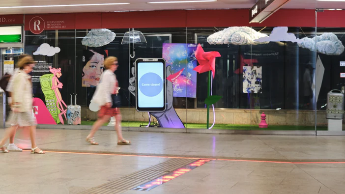 Die Kunstwerke laden zum Mitmachen ein.