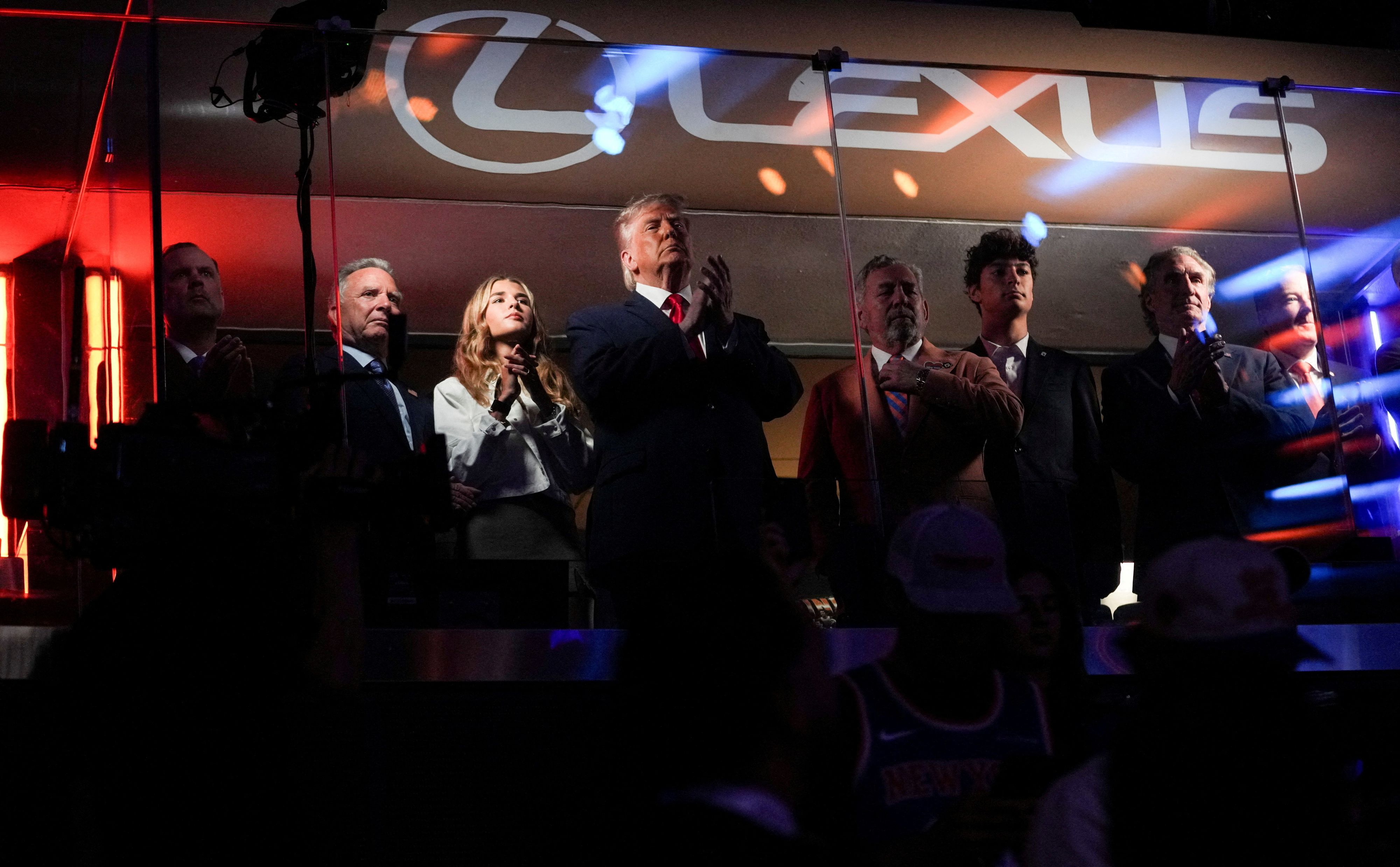 US-Präsident <strong>Donald Trump</strong> besuchte mit Enkelin <strong>Kai</strong> das Finalspiel der New York Knicks und den San Antonio Spurs im Madison Square Garden in New York City.