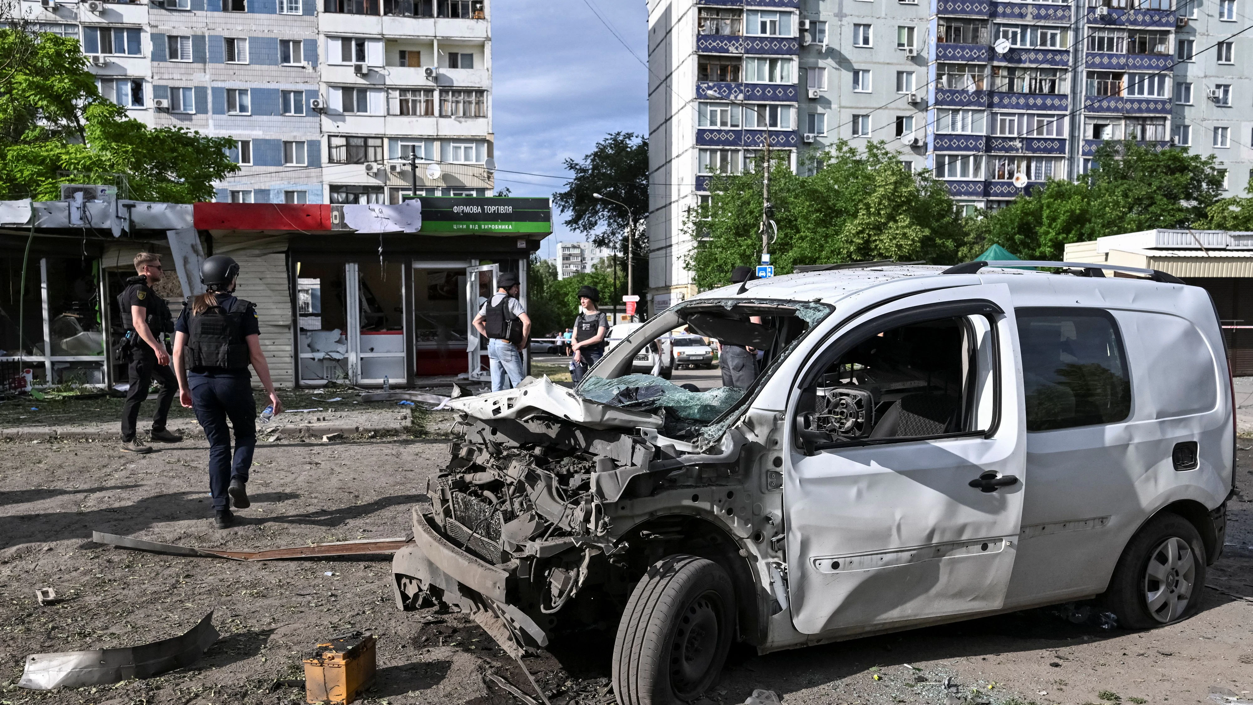 Zahlreiche Wohnhäuser, Fahrzeuge und Marktstände wurden beschädigt.