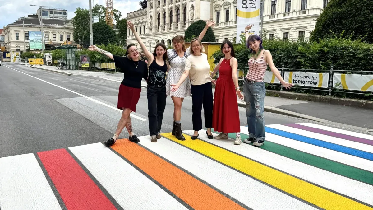 Heute.at - Farb-Anschlag auf neuen Regenbogen-Zebrastreifen