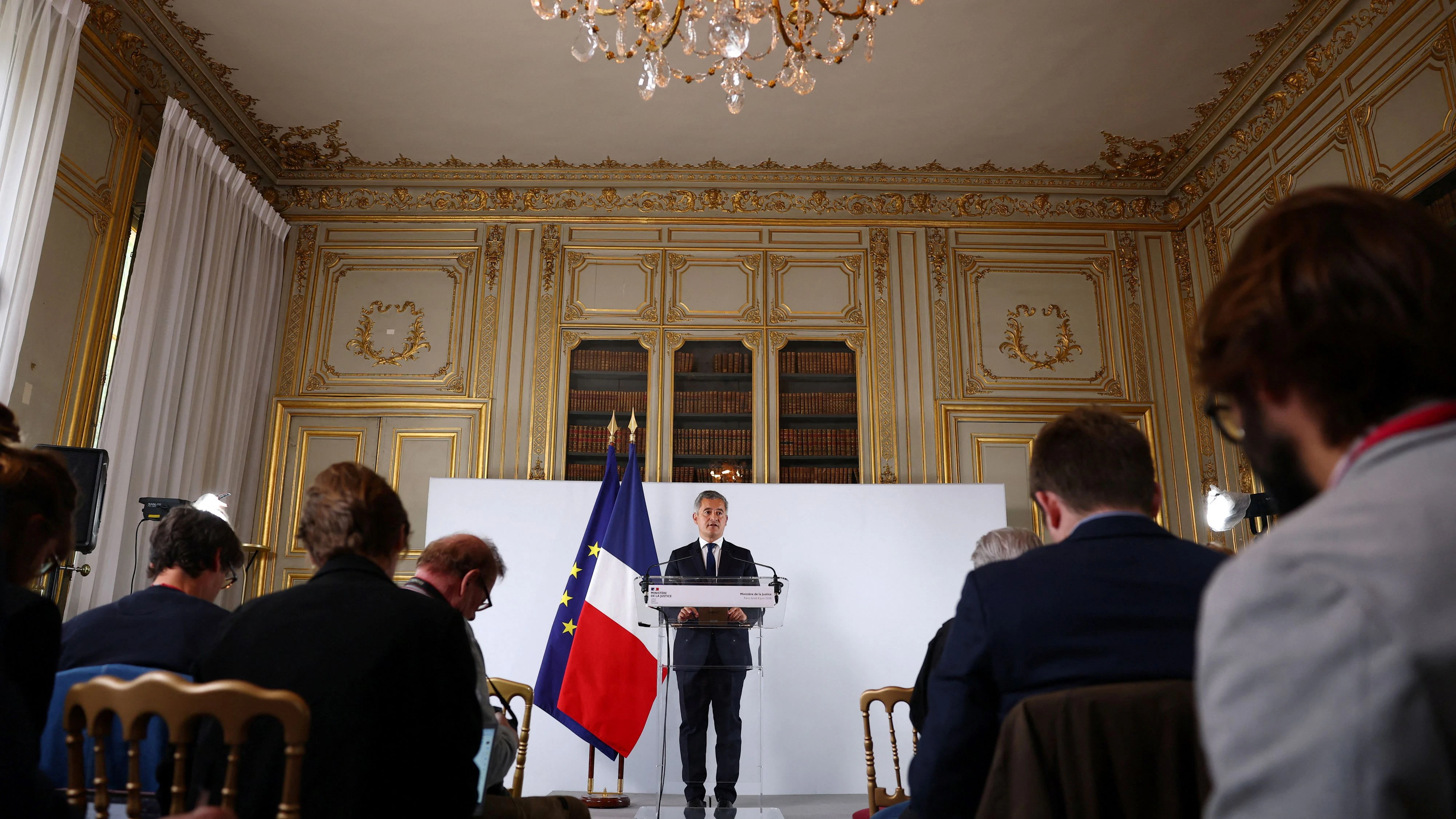 <a data-li-document-ref="120206282" href="https://www.heute.at/s/frankreich-dank-dreierpacker-olise-bereit-fuer-die-wm-120206282">Justizminister Gérald Darmanin</a>