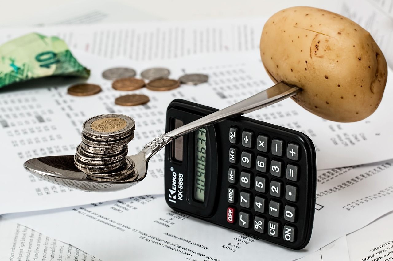 Münzen mit Taschenrechner zur Budgetberechnung