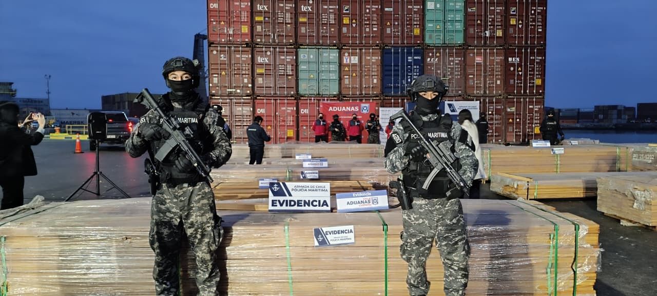 Chilenische Beamte vor den 45 beschlagnahmten Containern voller Drogen für Europa - 8.6.2026